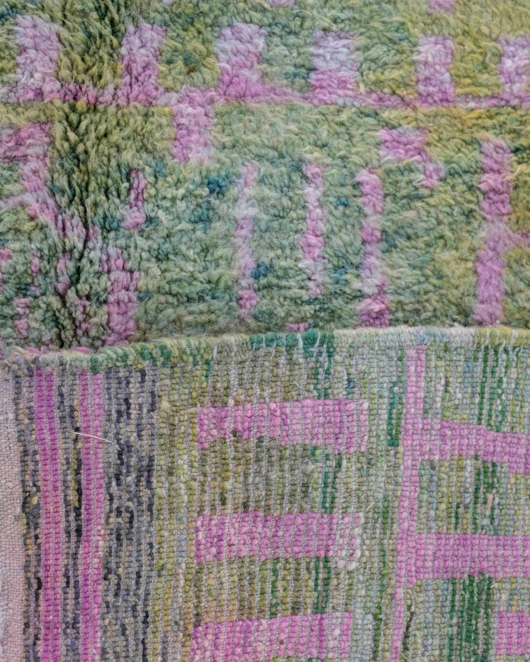 Dritto e rovescio del tappeto Beni Ourain verde e rosa con disegno astratto e lana tinta con segni di abrash