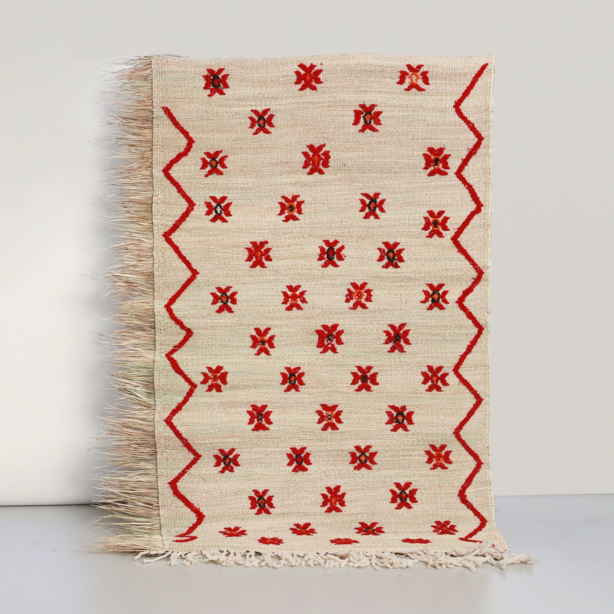 Autentica stuoia Hassira berbera 160x90 cm, fibra di palma con stelle ricamate in lana rossa e frange naturali