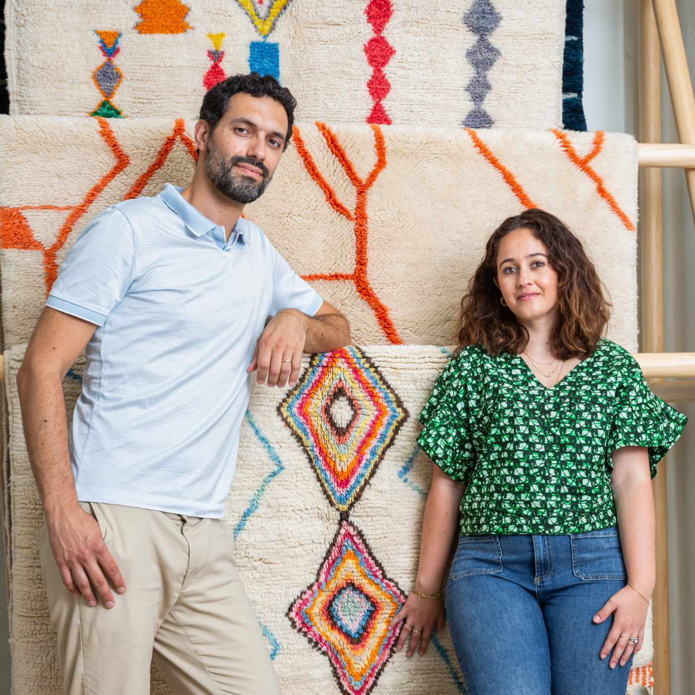 matteo e jihane nello showroom di milano in piedi con 3 tappeti sullo sfondo
