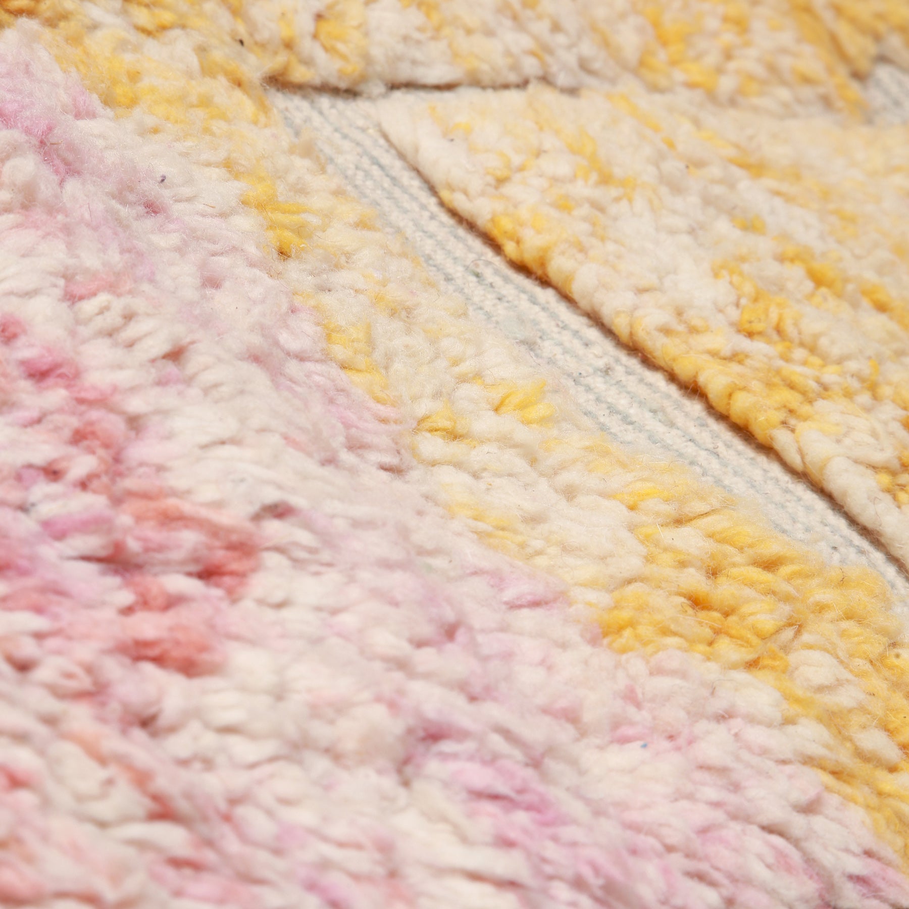 dettaglio delle sfumature di colore rosa e giallo di una passatoia beni ourain