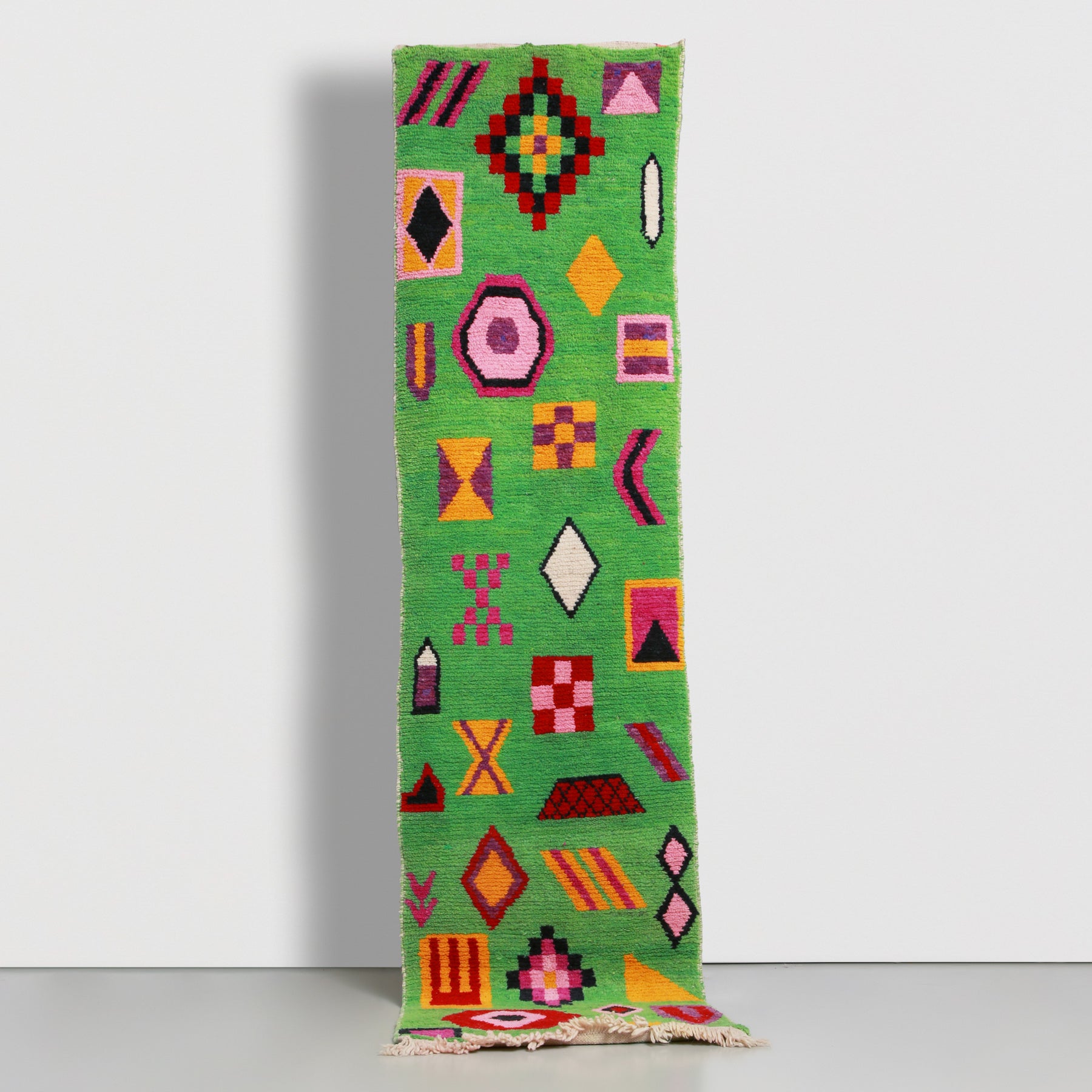 tappeto boujaad annodato a mano con lana color verde e grandi simboli della regione di colore giallo rosa e rosso