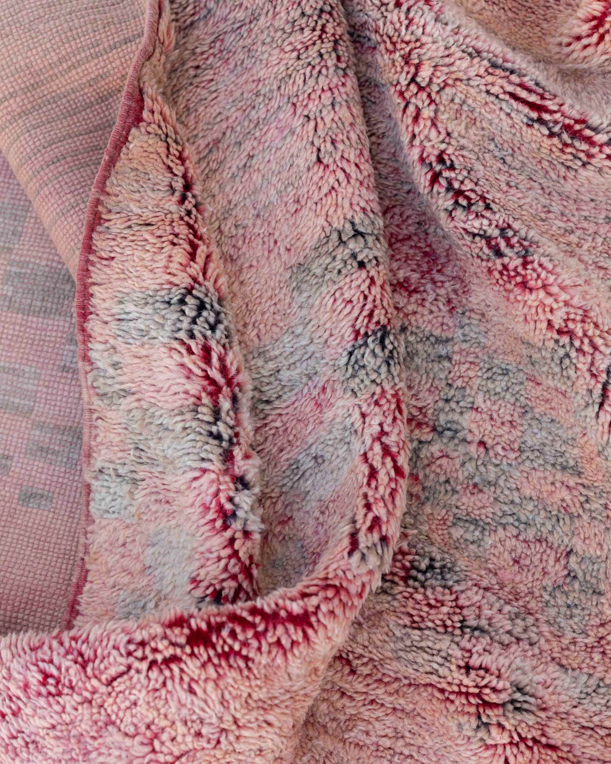 Dettaglio dritto e rovescio del tappeto rosa Beni Mrirt con pattern delavé a scacchi grigi