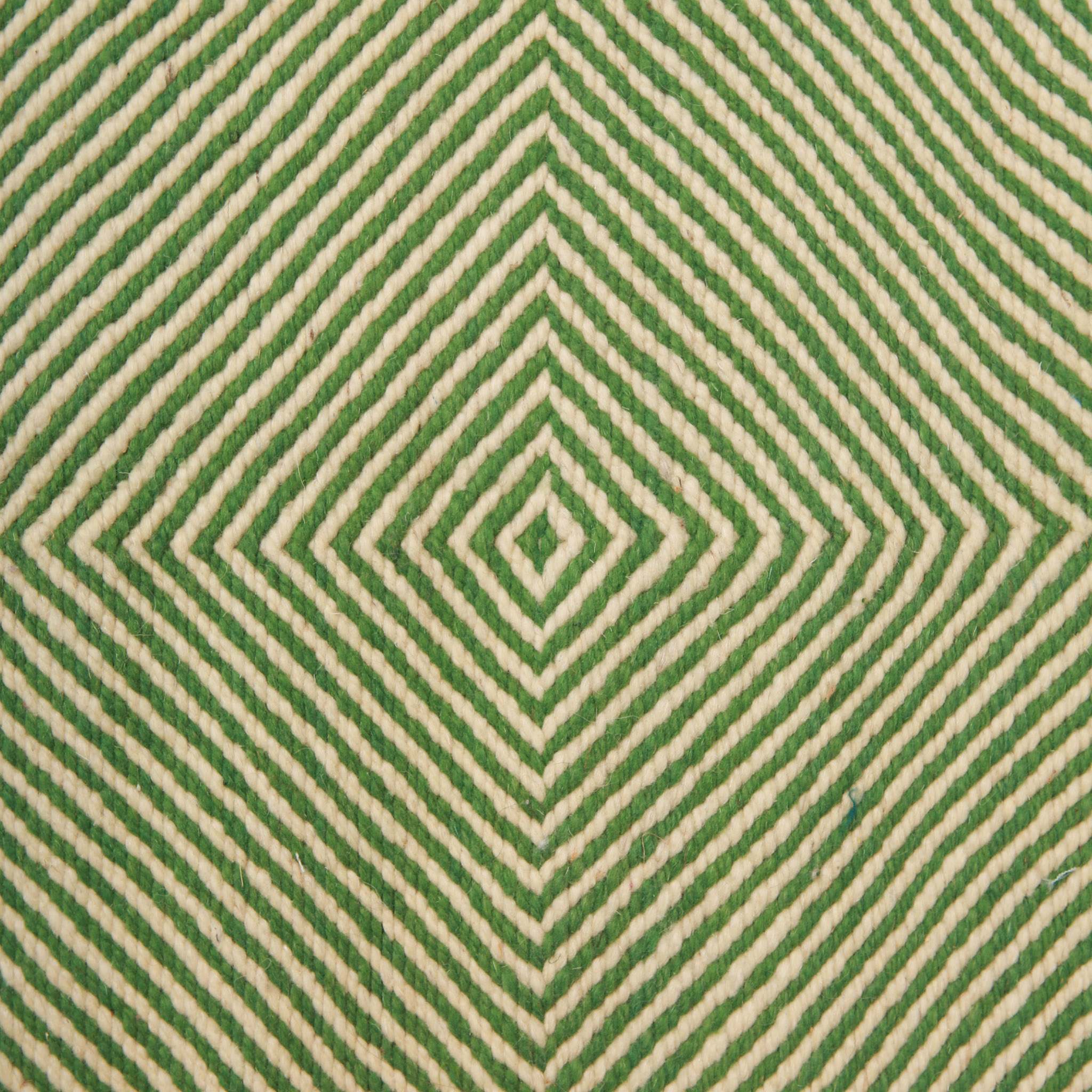 Dettaglio del motivo geometrico a rombi concentrici del tappeto Zanafi in verde salvia su fondo chiaro