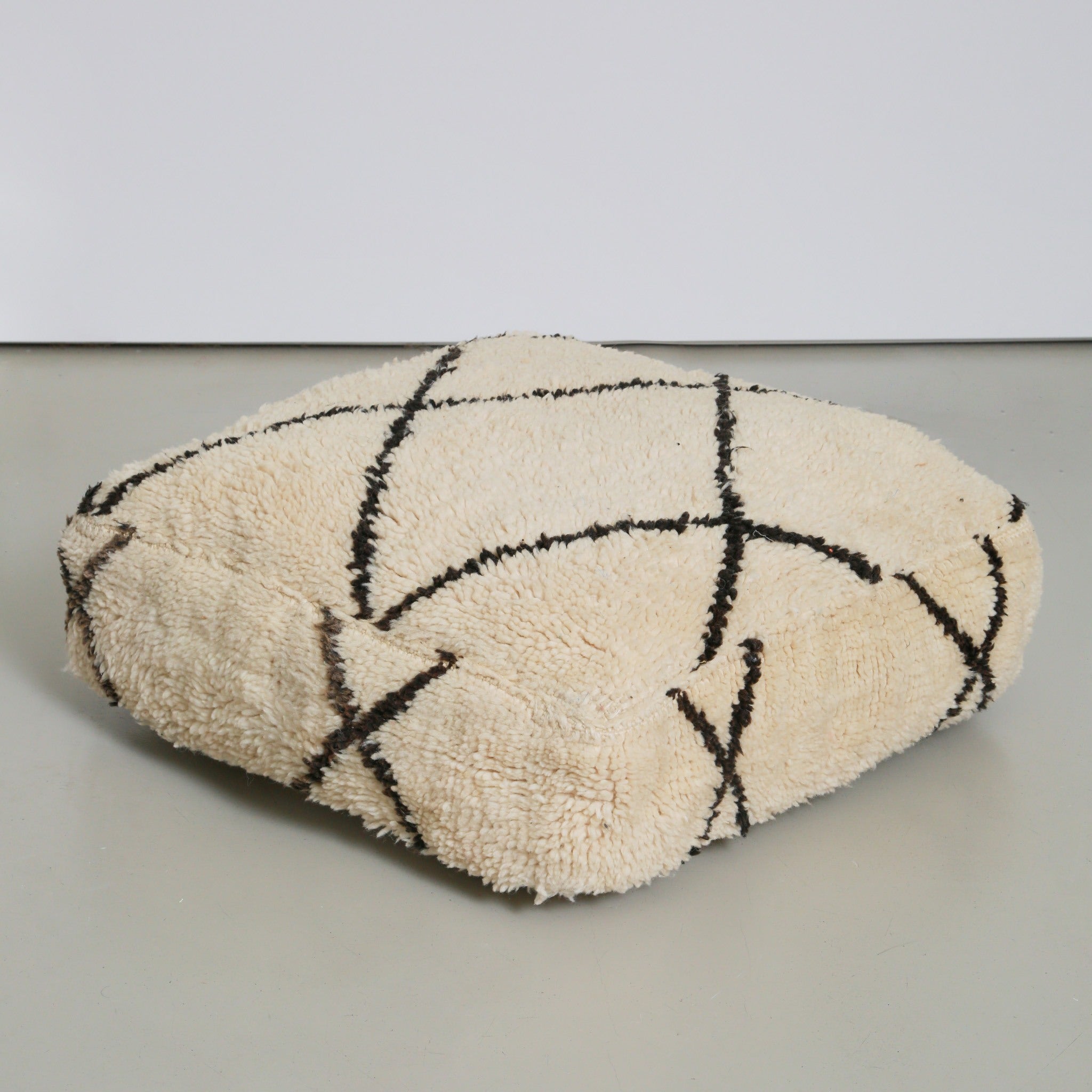 Pouf marocchino artigianale in lana naturale con motivo geometrico crema e marrone scuro, cuscino da pavimento berbero fatto a mano 60x60 cm
