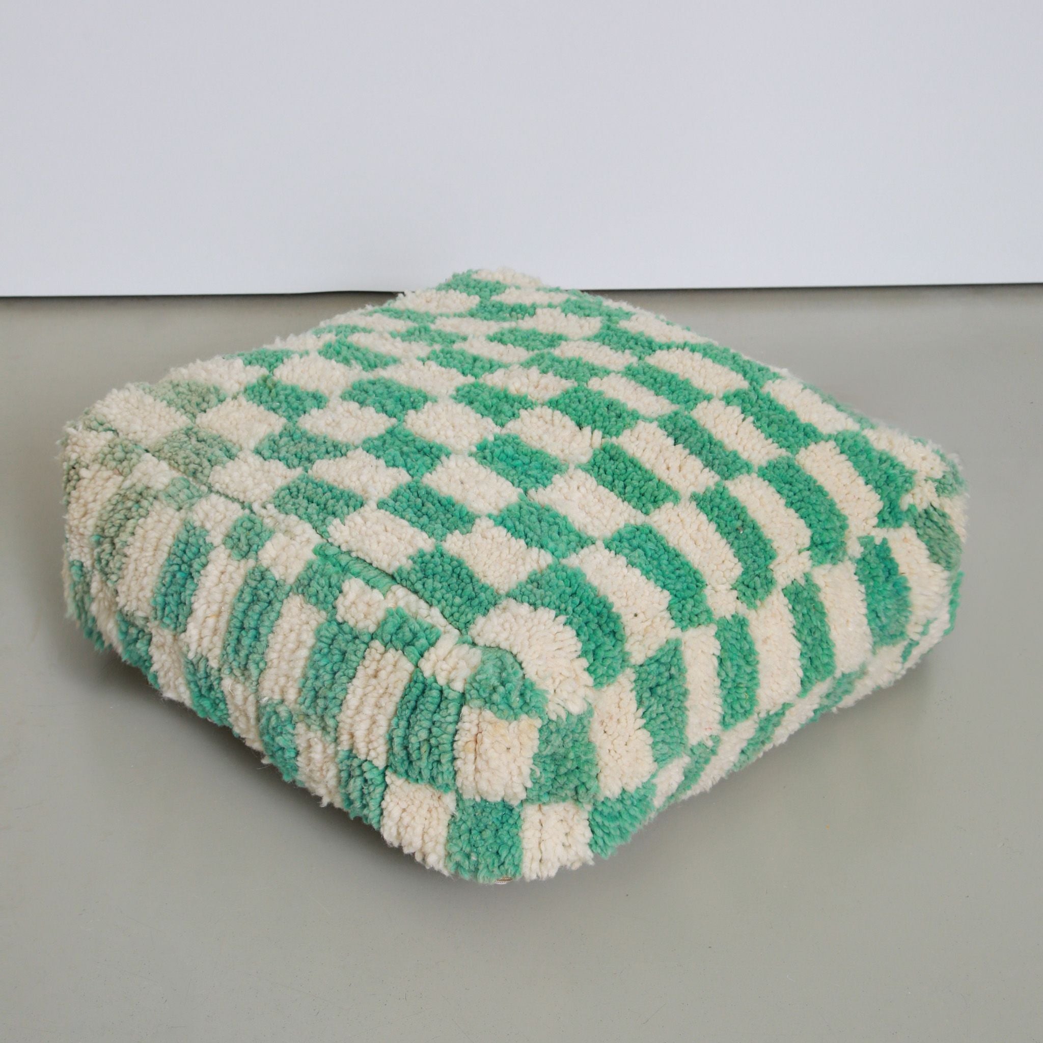 Pouf marocchino quadrato in lana vergine con motivo a scacchi verde menta e avorio, vista dall'alto