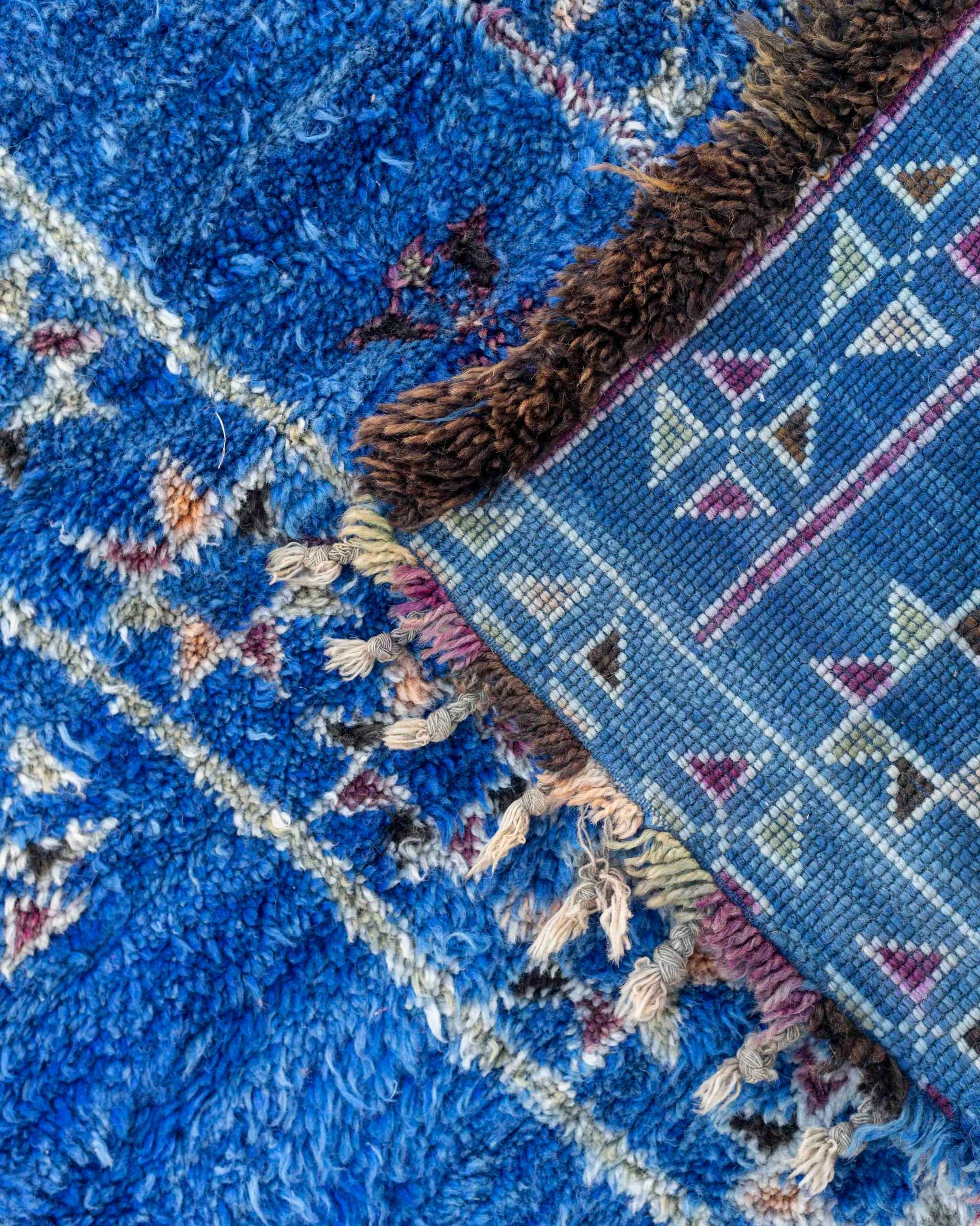 Retro del tappeto Beni M’Guild vintage con reticolo geometrico, croci e motivi colorati