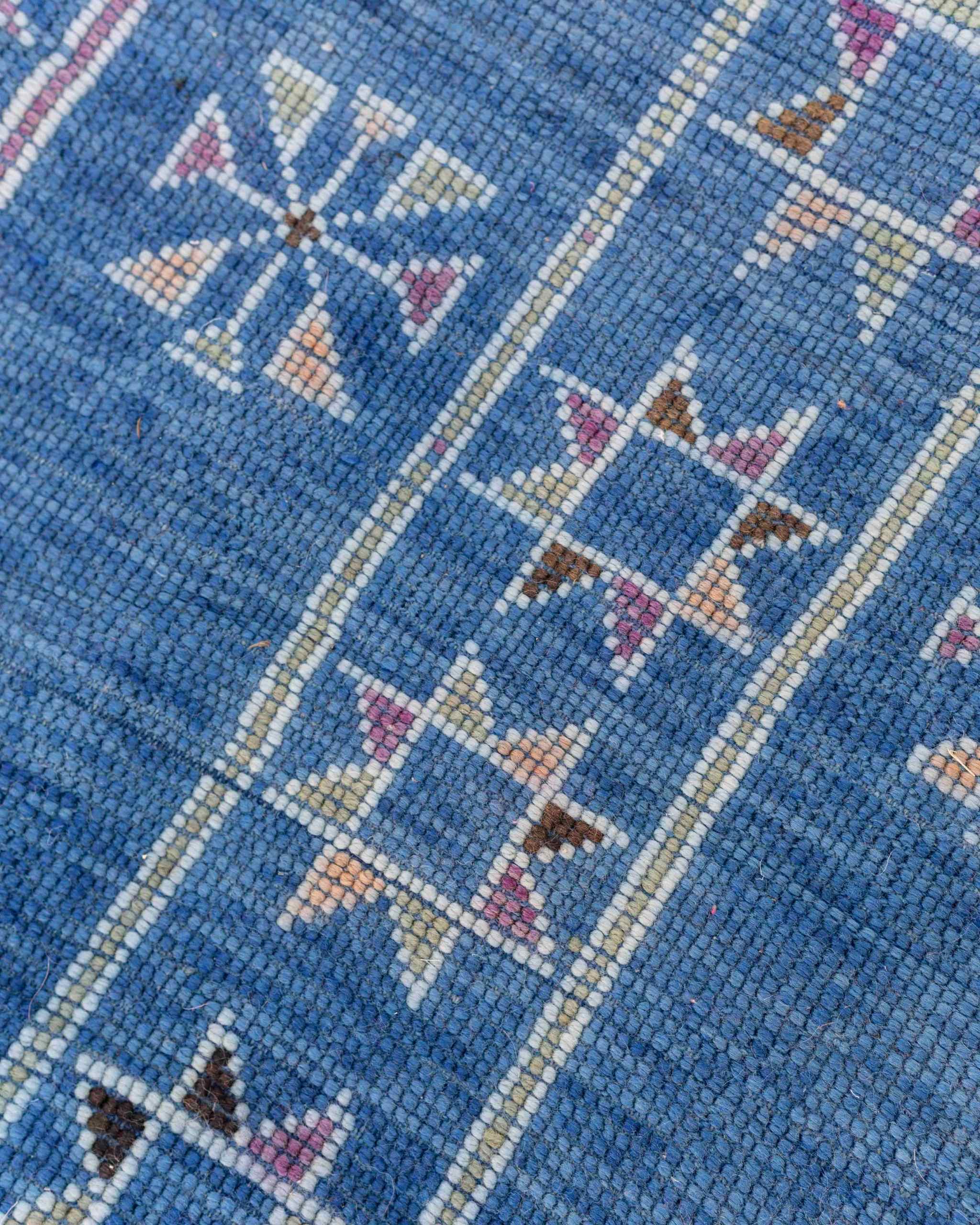 Rovescio del tappeto Beni M’Guild vintage in lana blu con reticolo geometrico, croci e motivi colorati