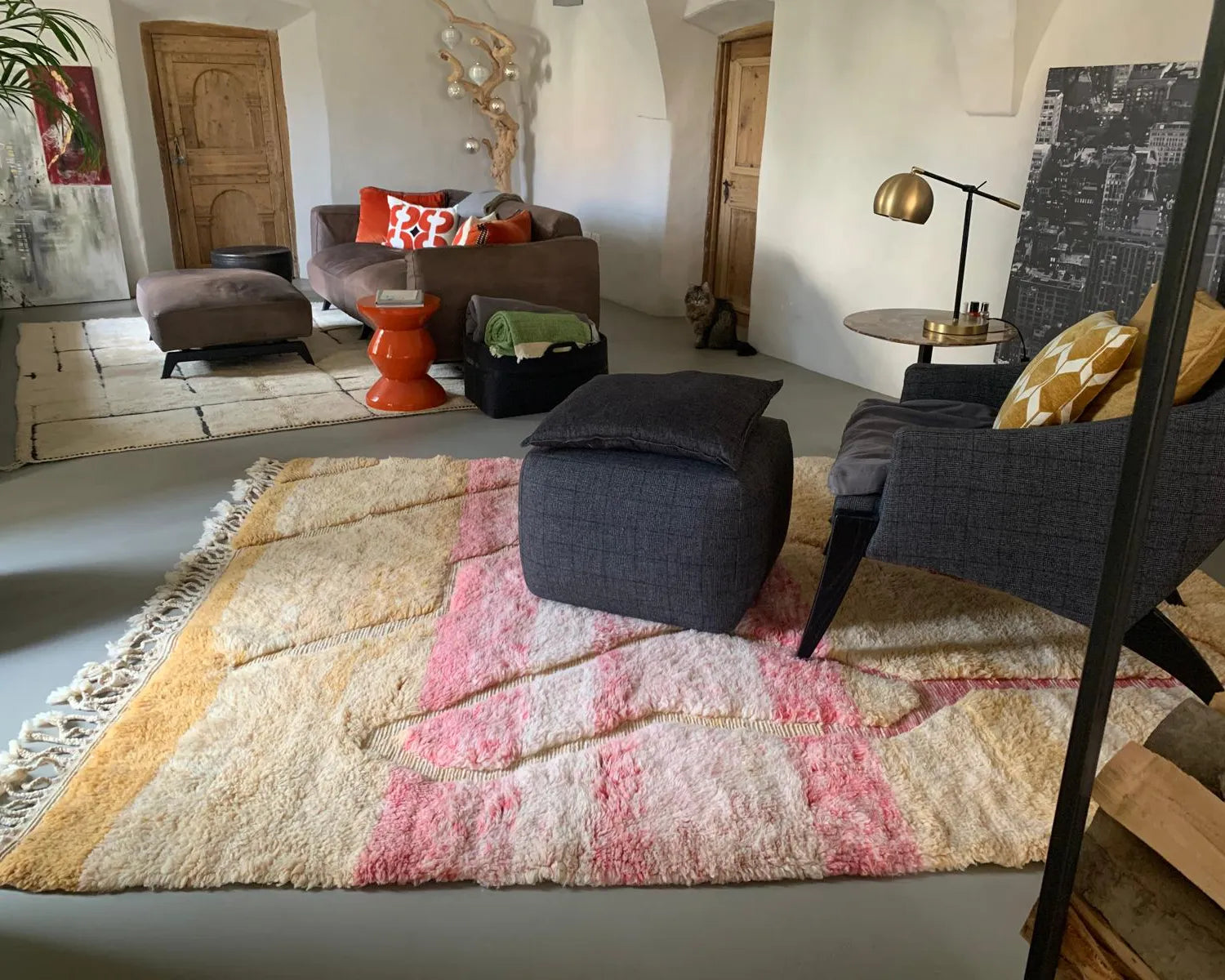 salotto contemporaneo con due tappeti marocchini
