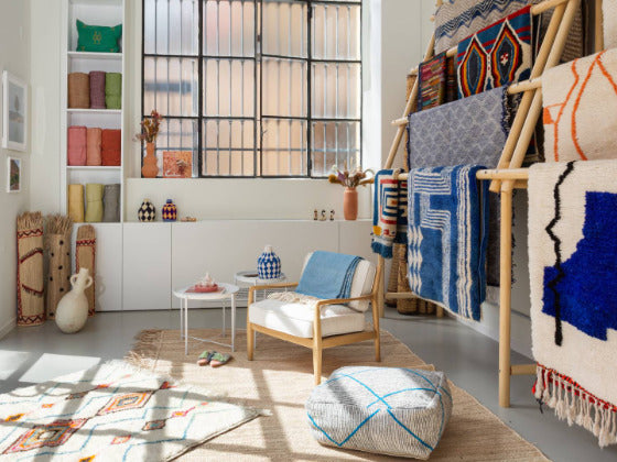 foto dell'interno dello showroom di milano di casa amar con tappeti stesi sul pavimento e appesi alla parete