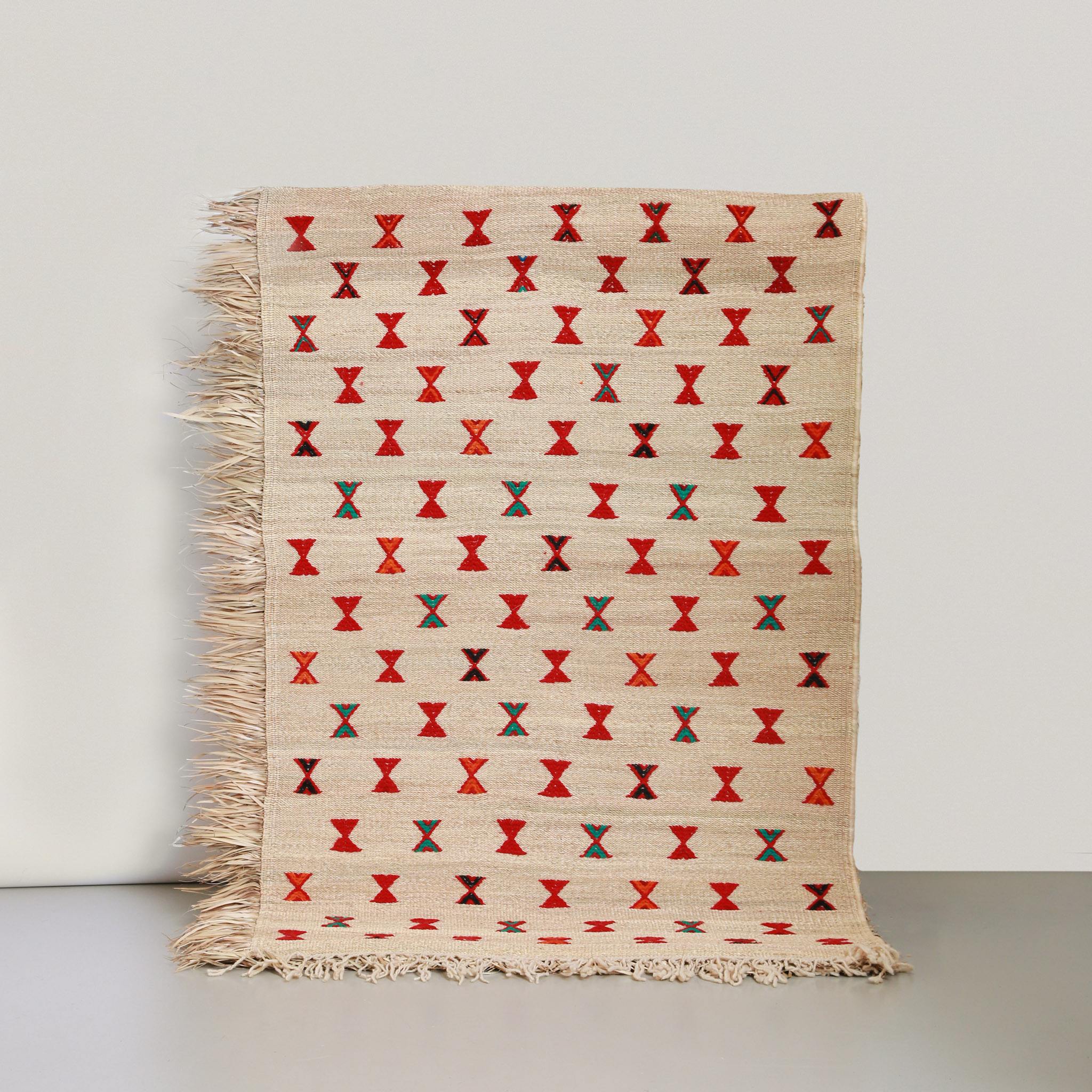 Stuoia Hassira marocchina 160x90 cm con stelle rosse su paglia di palma, design boho autentico per casa moderna