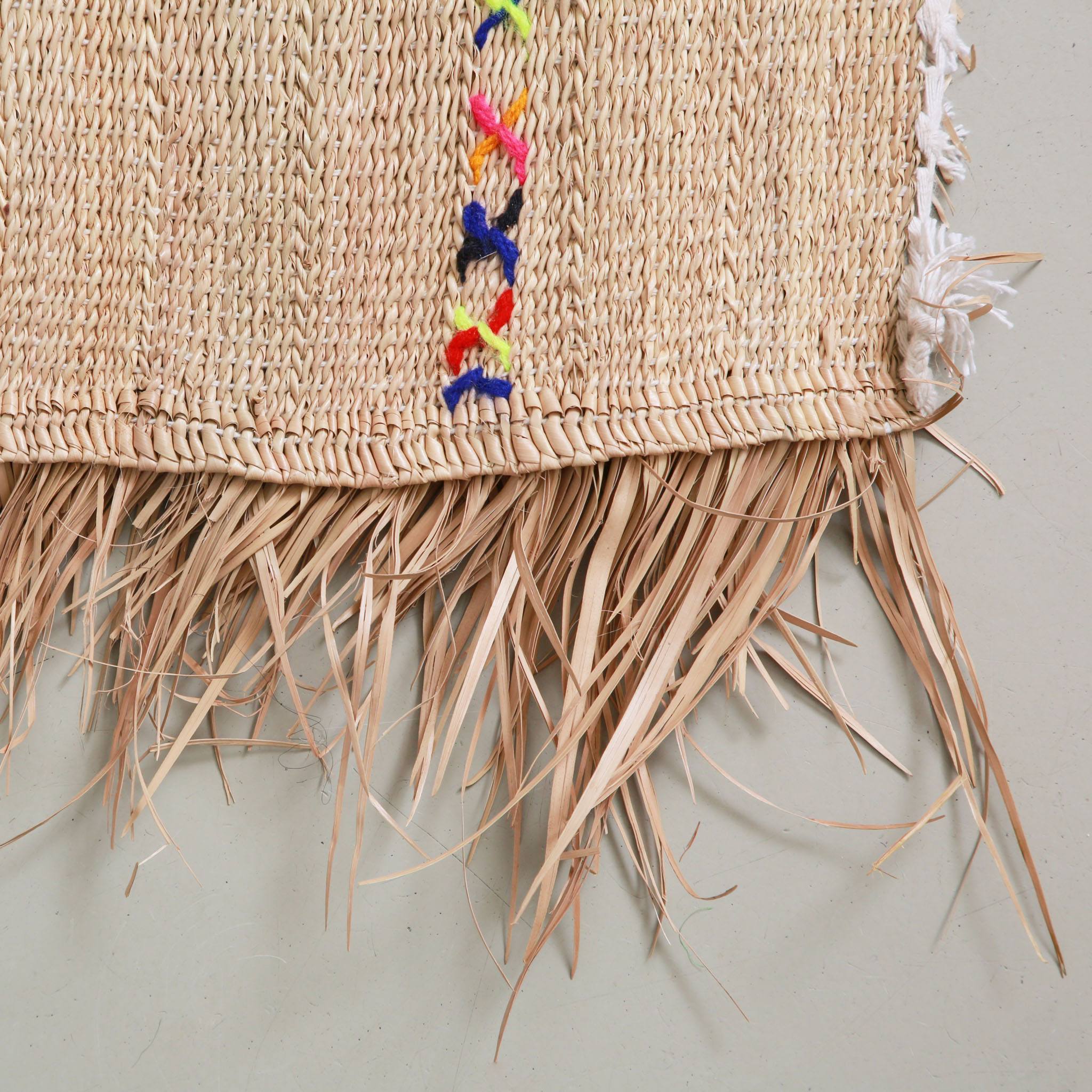 Dettaglio frange naturali in paglia di palma di stuoia Hassira artigianale del Marocco