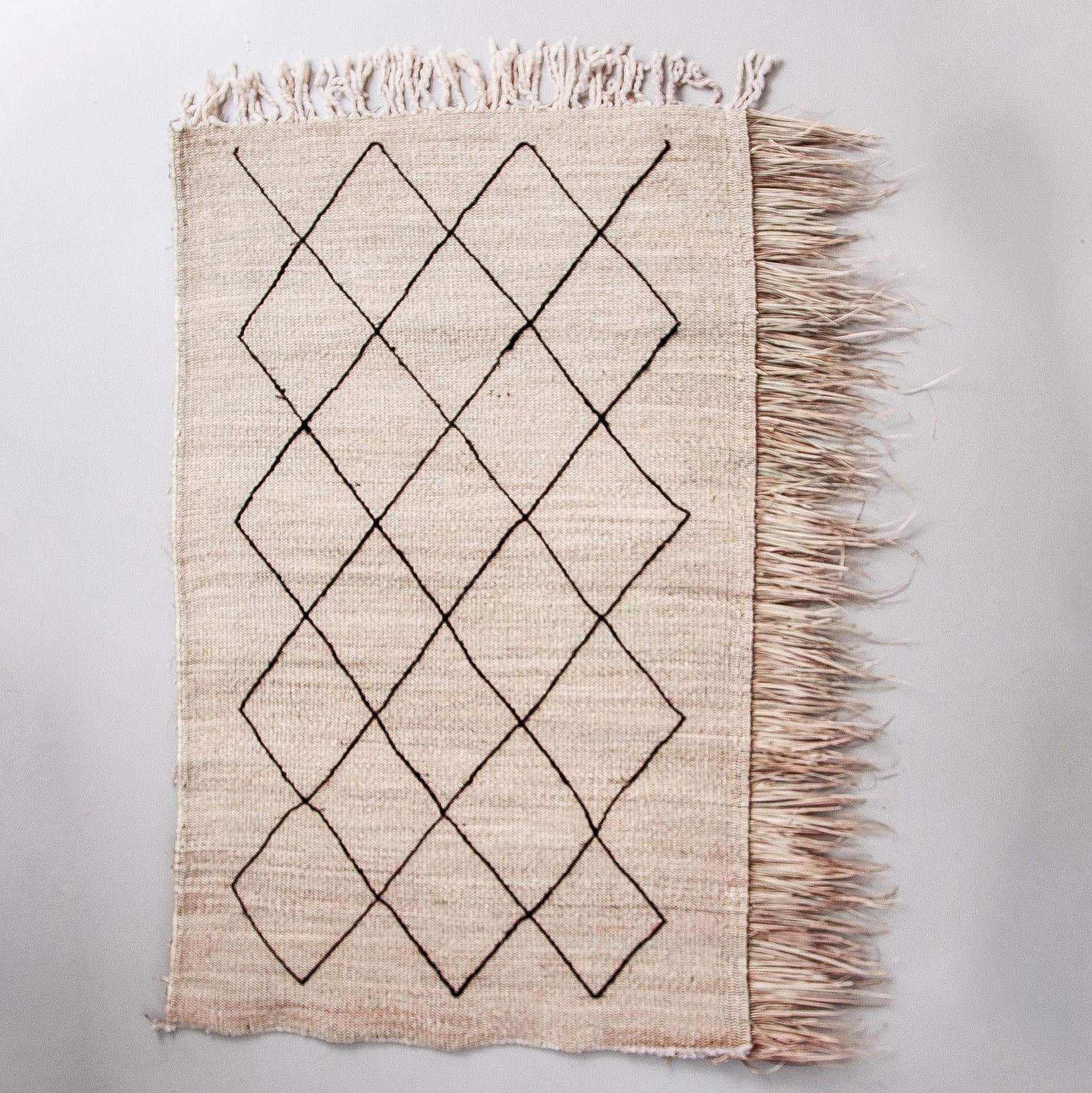 Stuoia marocchina con pattern a rombi neri su sfondo beige naturale