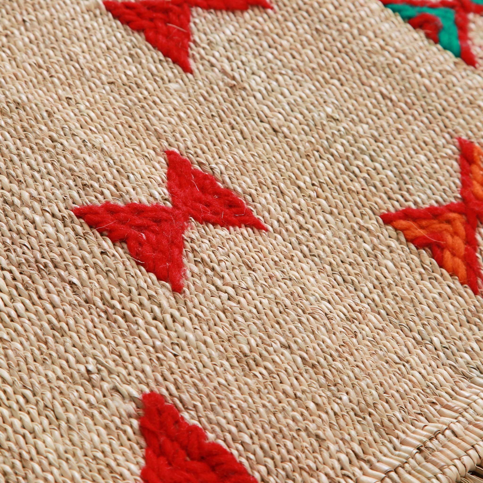 Pattern stelle rosse e arancioni stuoia marocchina artigianale, motivi tradizionali per salotto boho chic