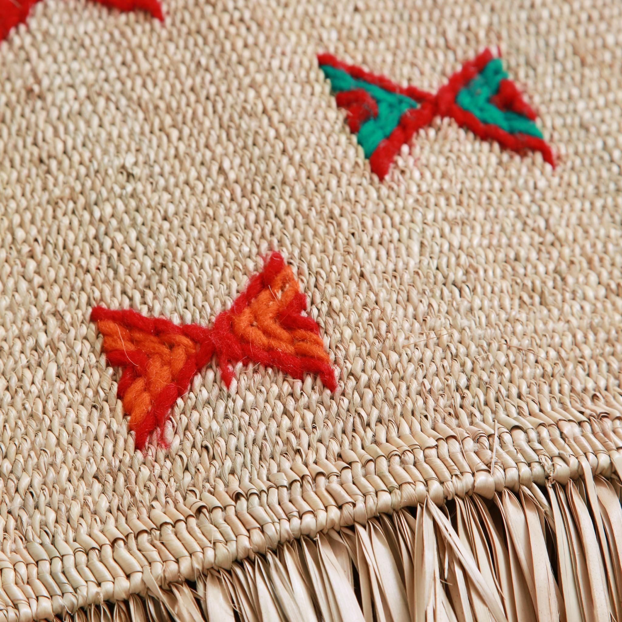 Texture naturale stuoia hassira eco-friendly con stelle geometriche rosse ricamate a mano su paglia intrecciata