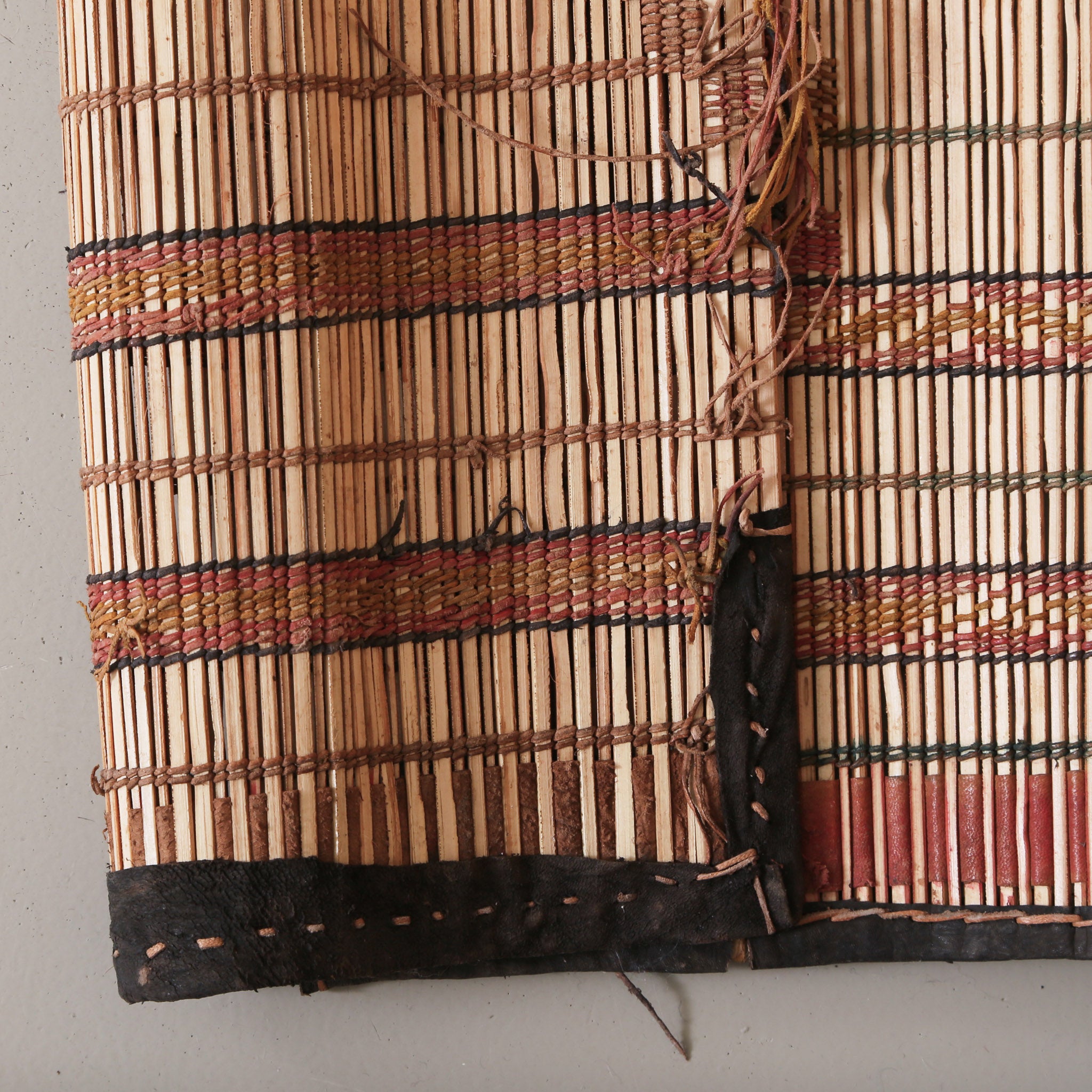 retro di una stuoia tuareg con bordo lavorato in cuoio nero