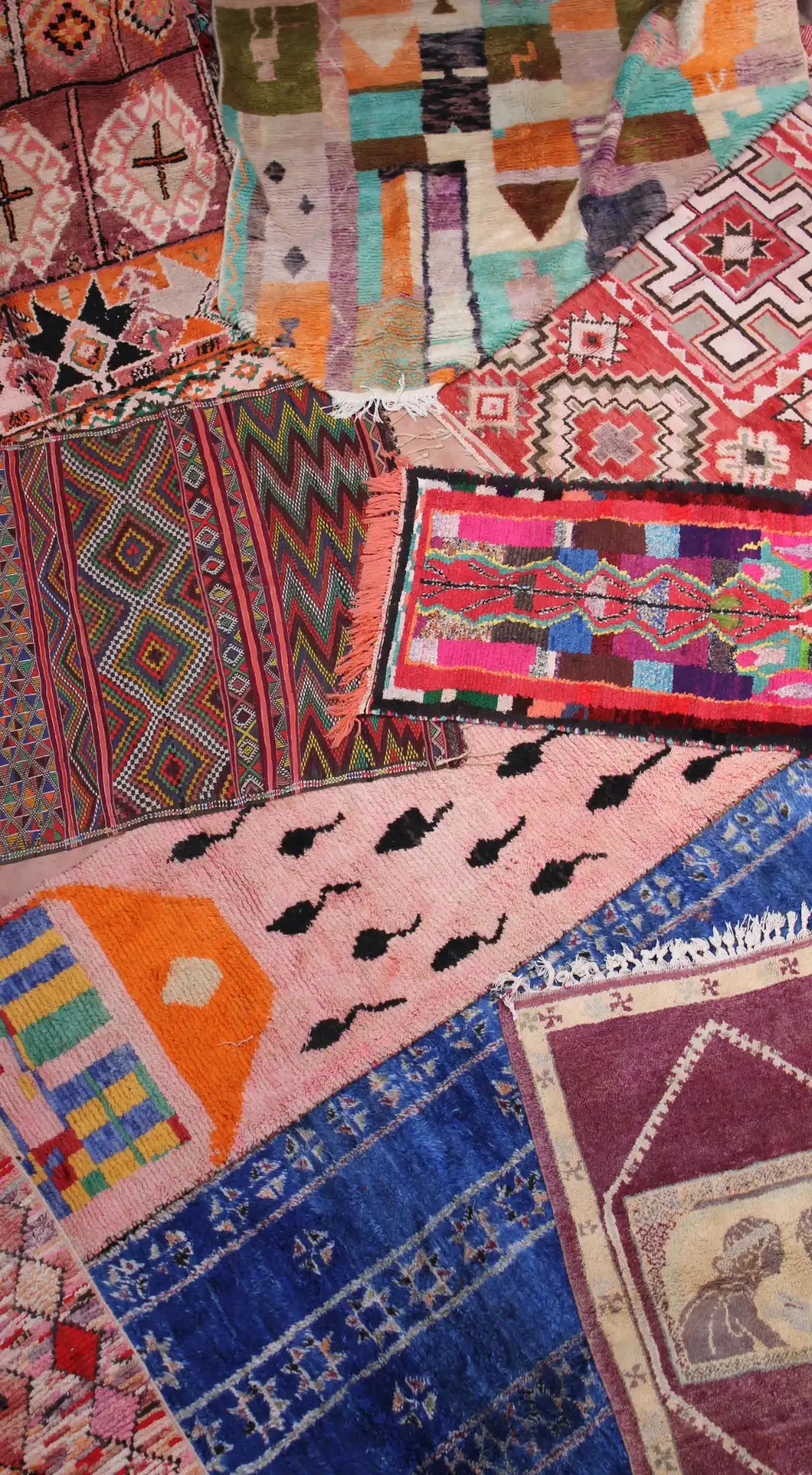 tappeti berberi colorati di varie dimensioni e stili distesi sul pavimento