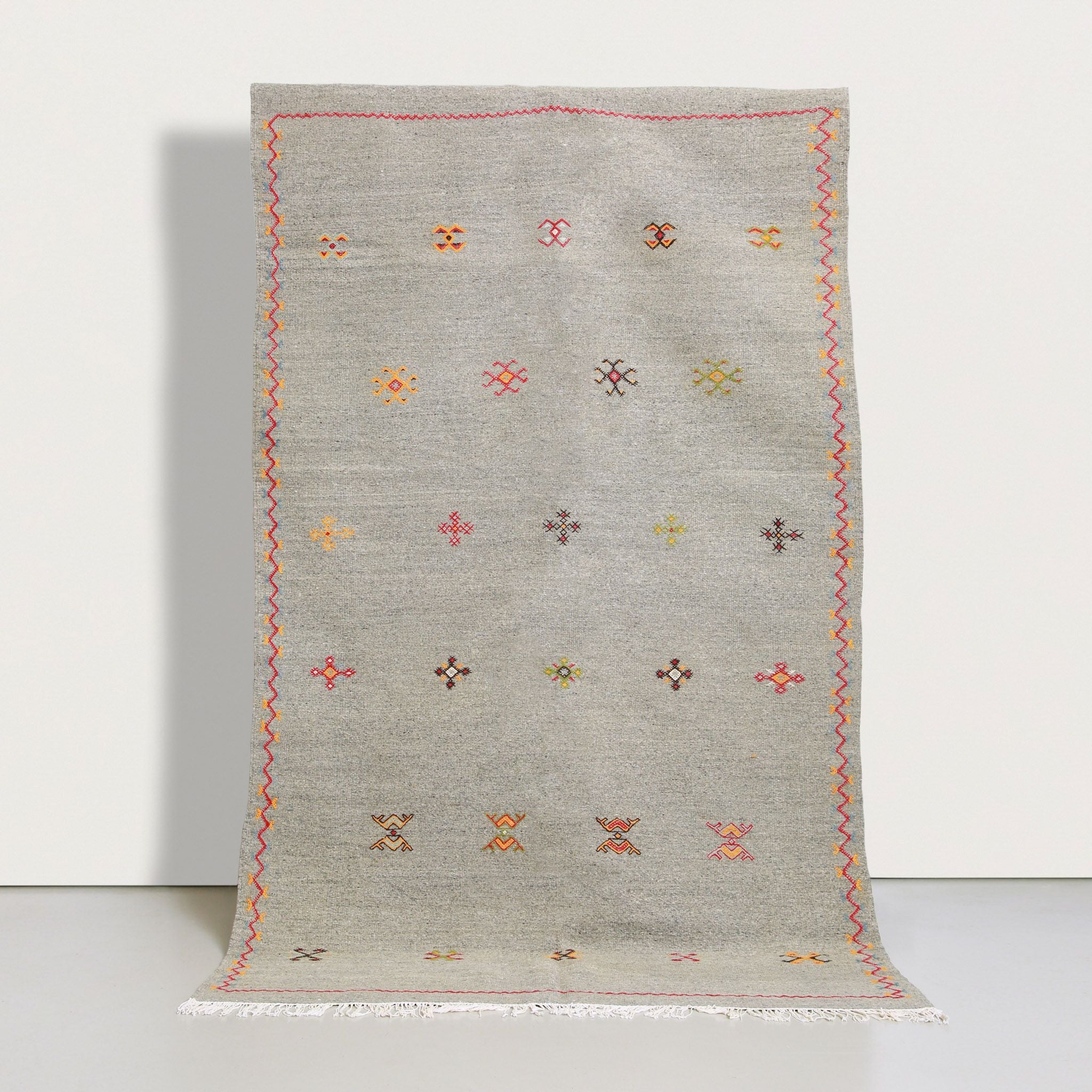 Tappeto Akhnif di Taznakht grigio con ricamo fine e motivi geometrici multicolore 252x150 cm