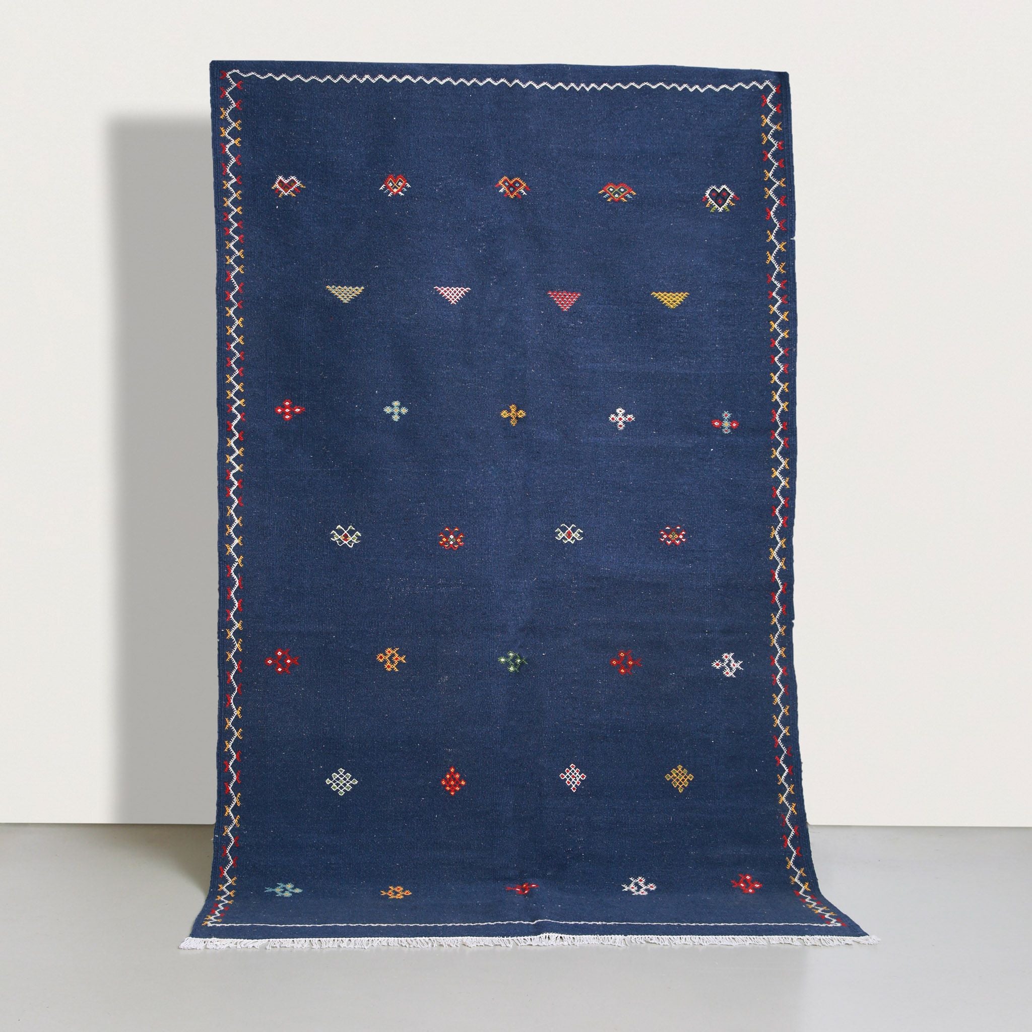 Tappeto Akhnif artigianale blu con ricamo fine elegante per salotto moderno 256x153 cm