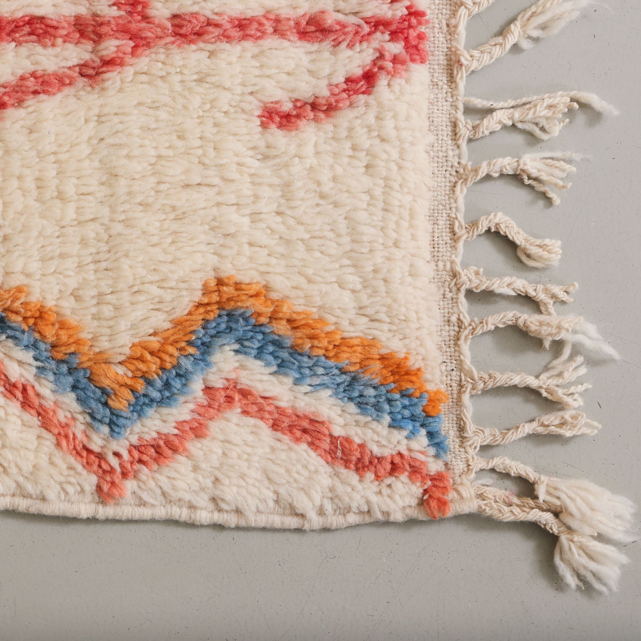 dettaglio dell'angolo del tappeto per osservare la precisione dei nodi di lana