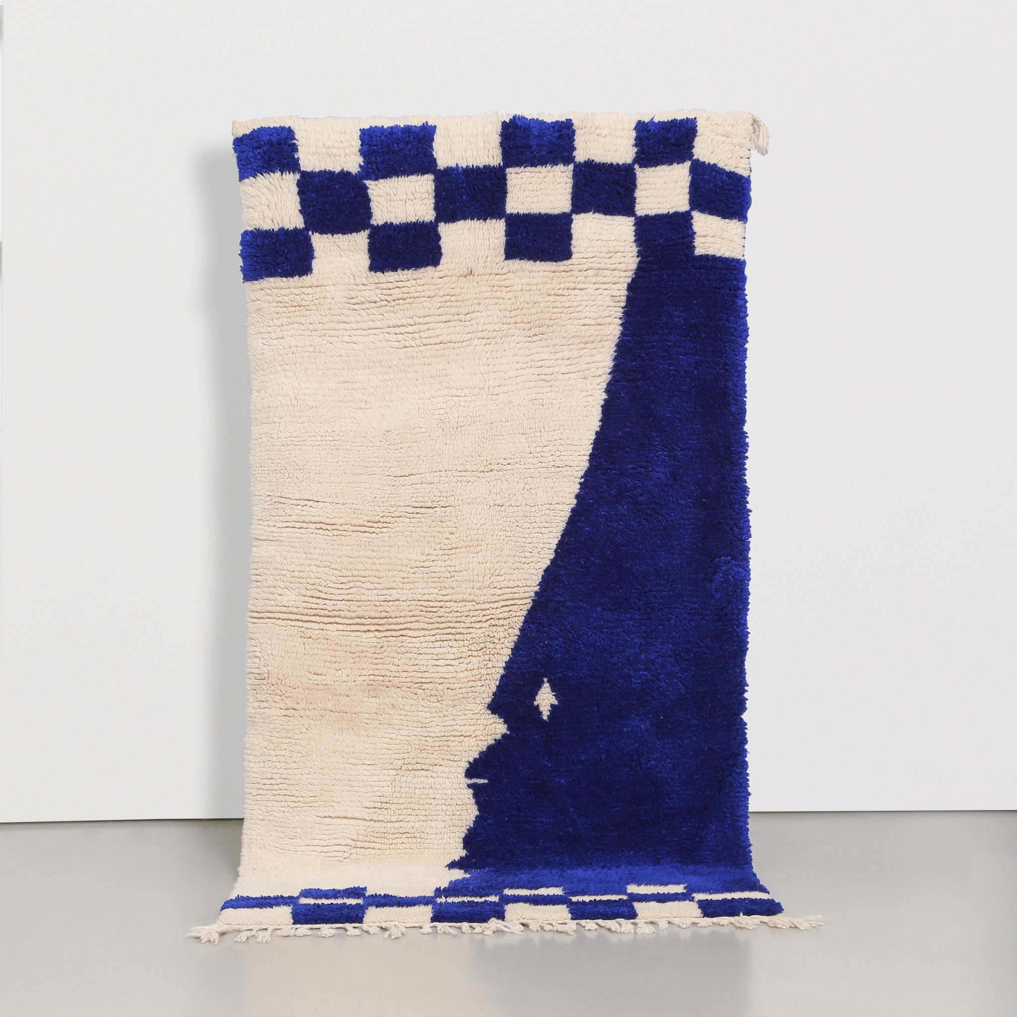 tappeto azilal bianco e blu con delle parti a scacchi