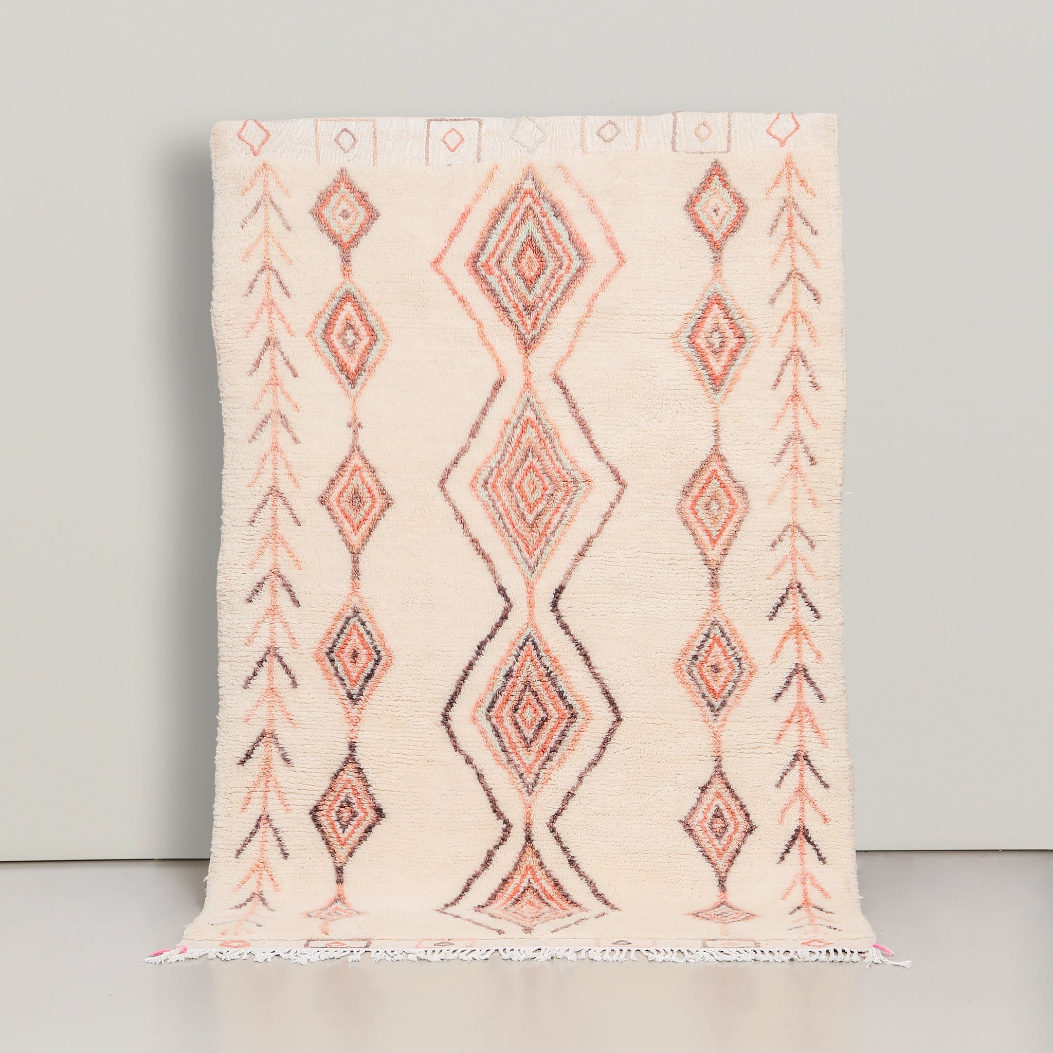 Tappeto azilal con 3 file fi rombi dai colori pastello con sfumature di rosa, rosso e anche marrone