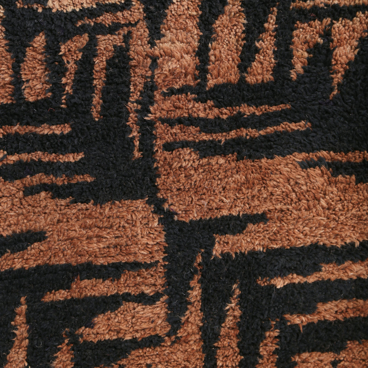 dettaglio del pattern di un tappeto azilal marrone e nero realizzato e tinto a mano con pigmenti naturali dalla noce