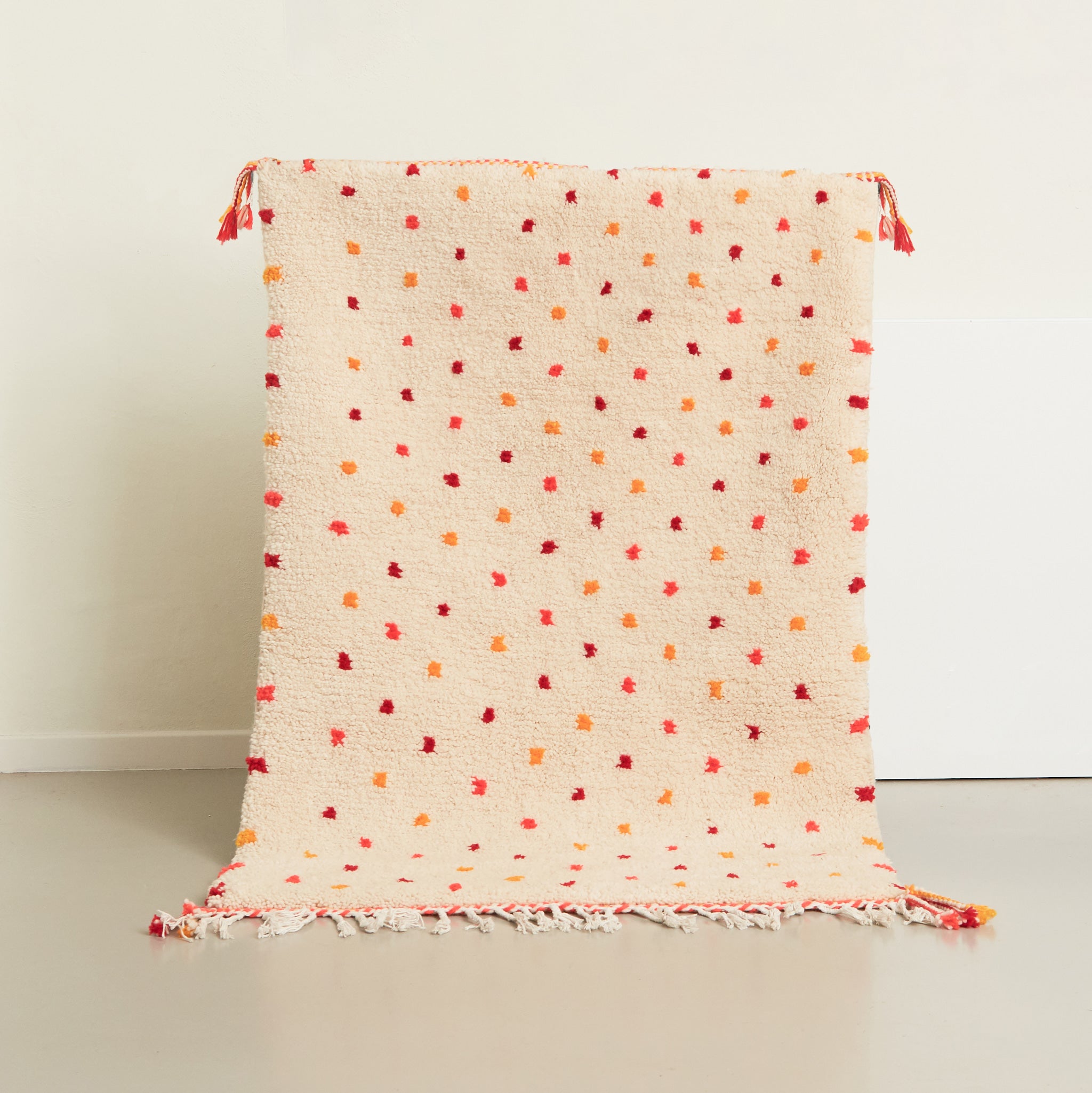 tappeto azilal ideal per la cameretta realizzata con lana bianca e pois arancioni rossi e gialli, gli stessi colori si possono ritrovare sul bordo del tappeto
