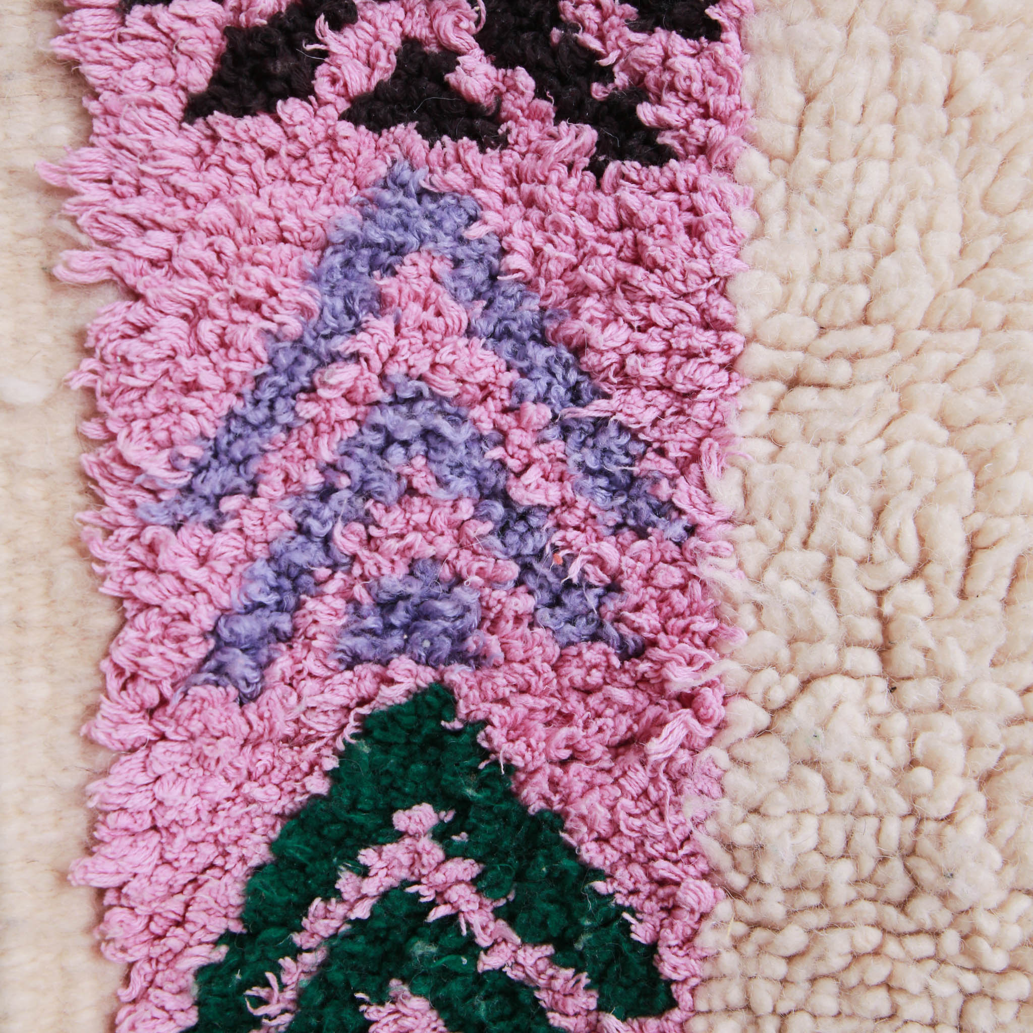 dettaglio della cornice in filato colore rosa di un tappeto marocchino vintage