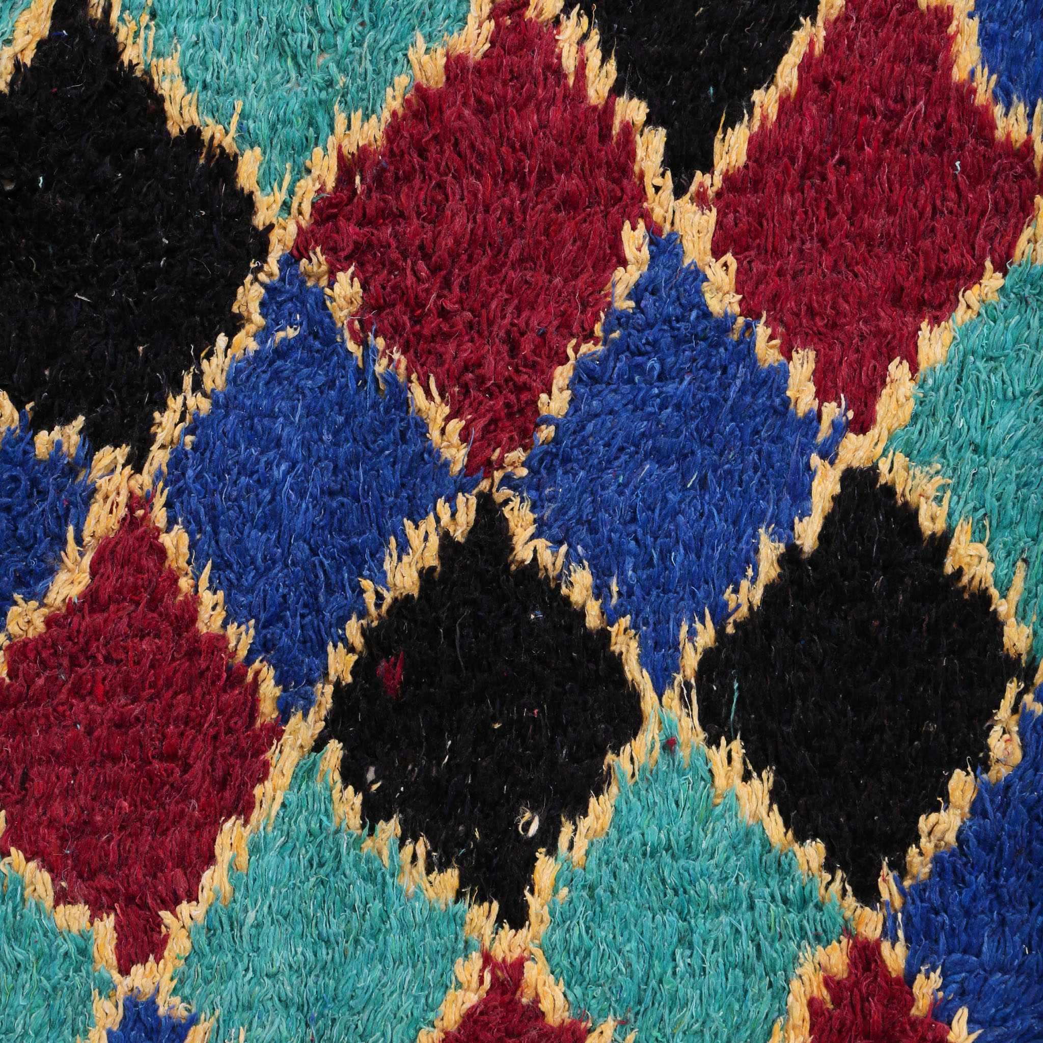 Primo piano del motivo a rombi del tappeto Azilal vintage con colori vivaci e naturali, tessitura tradizionale marocchina berbera
