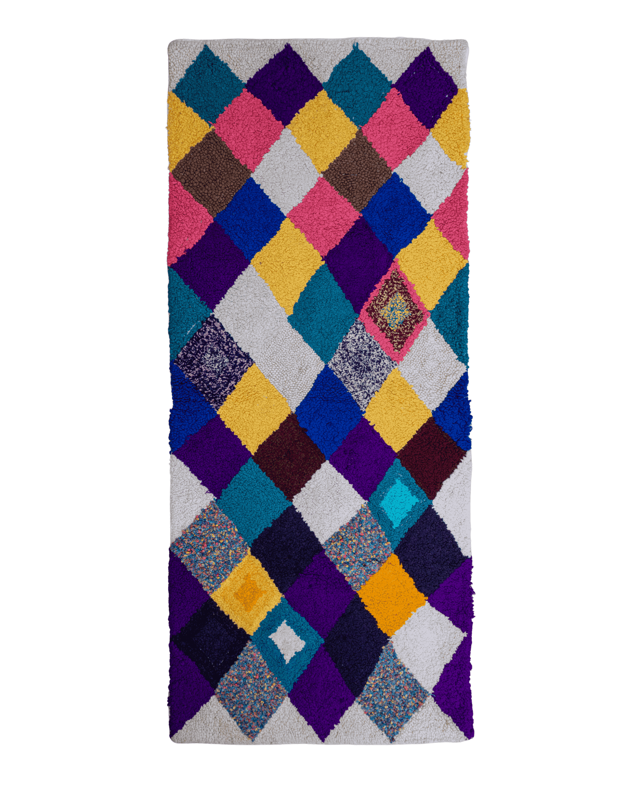 Tappeto a rombi colorati "arlecchino" fatto a mano a punch needle nei colori blu, azzurro, biola, giallo, rosa, bianco, con alcuni rombi melange