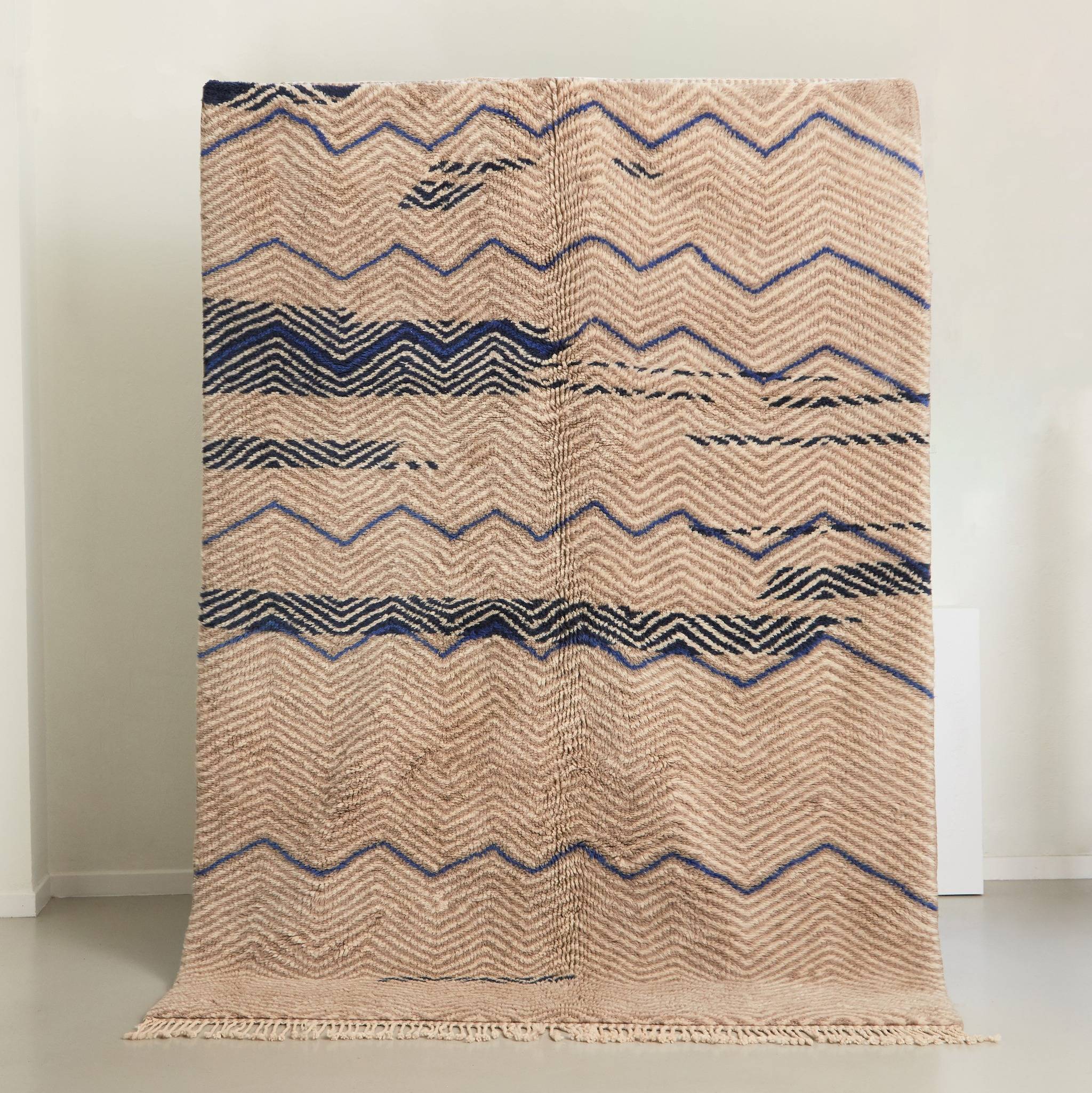 tappeto beni mrirt design contemporaneo color tortora bianco linee blu appeso