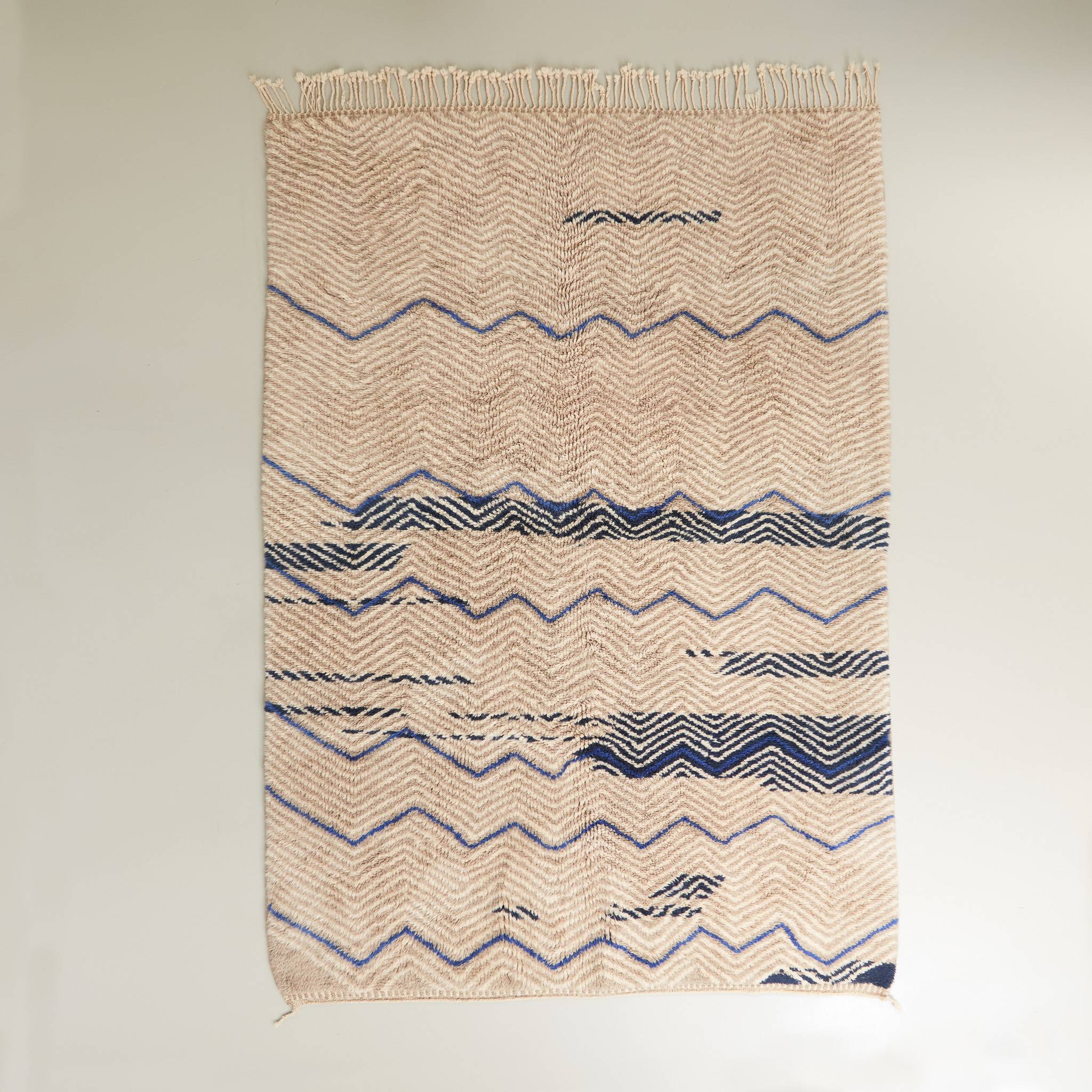 tappeto beni mrirt design contemporaneo color tortora bianco linee blu disteso