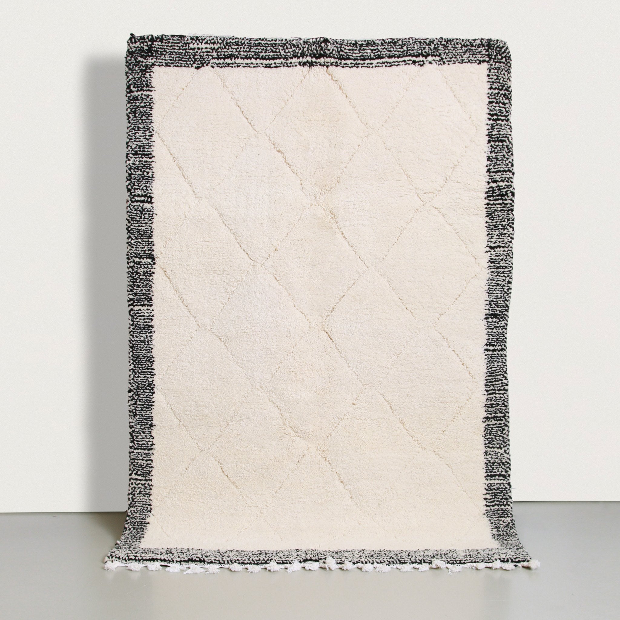 Tappeto Beni Ourain marocchino completo 245x165 cm bianco e cornice nero sfumato, con motivo a rombi centrale, ideale per arredamento design contemporaneo e bohémien
