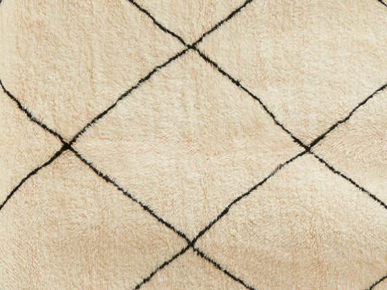 Dettaglio di tappeto bianco con decorazioni romboidali tipiche dei tappeti beni ourain