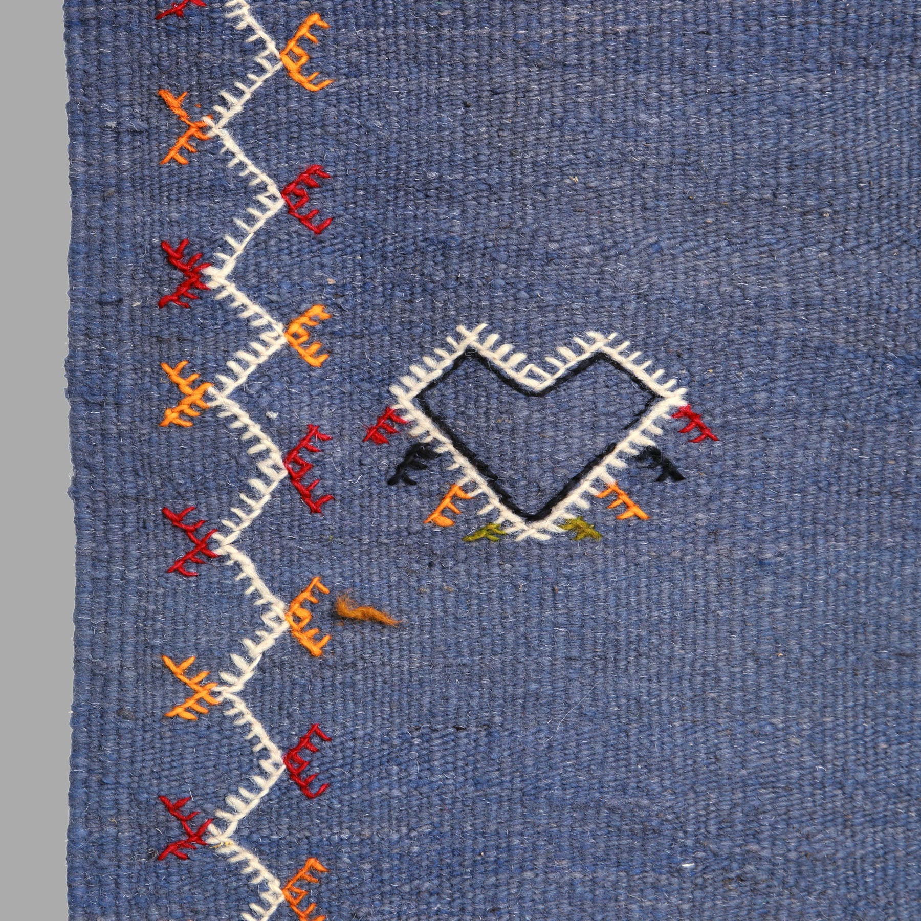 dettaglio del ricamo presente sul lato di un tappeto marocchino amazigh akhnif