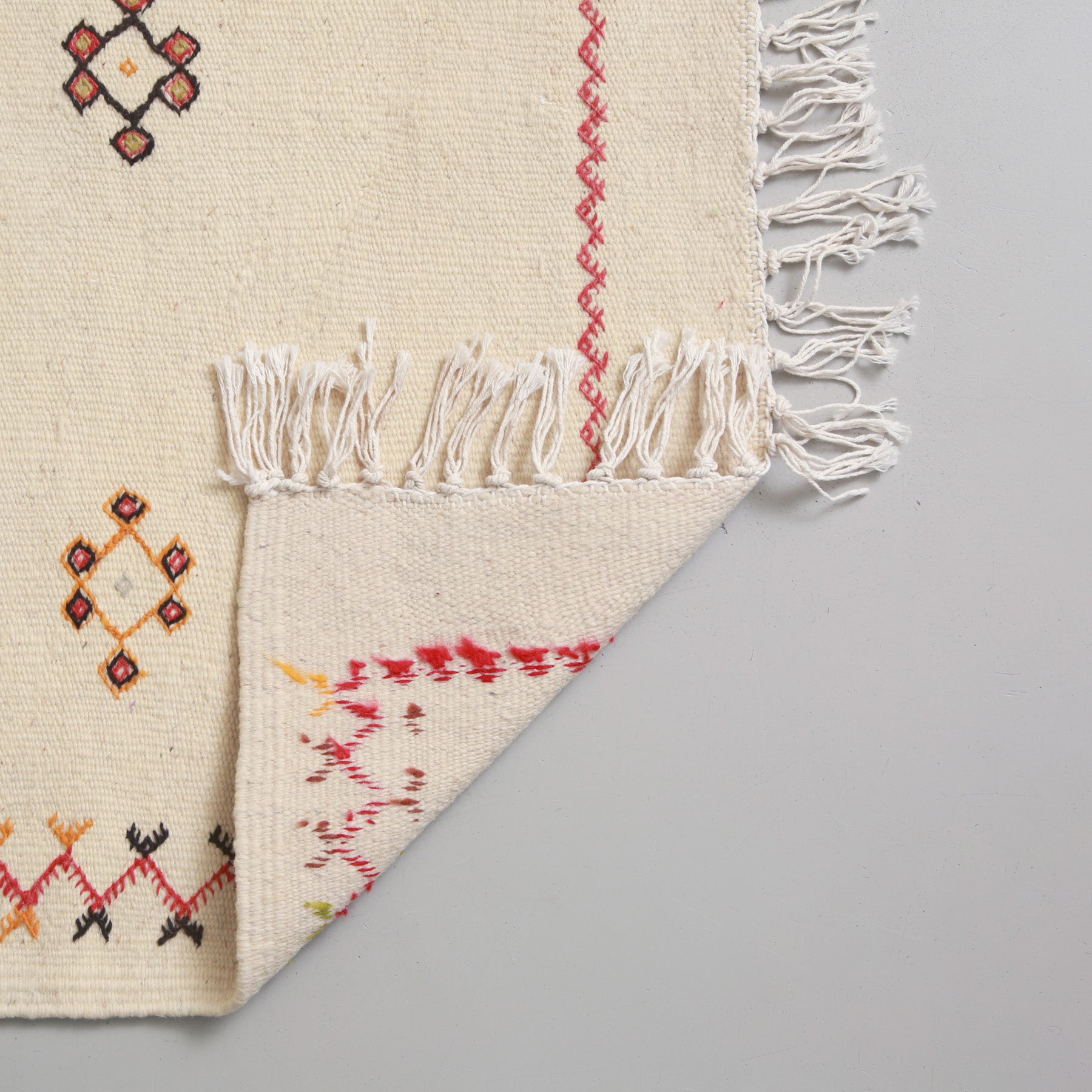 retro di un tappeto marocchino akhnif a tessitura bianca in lana bianca