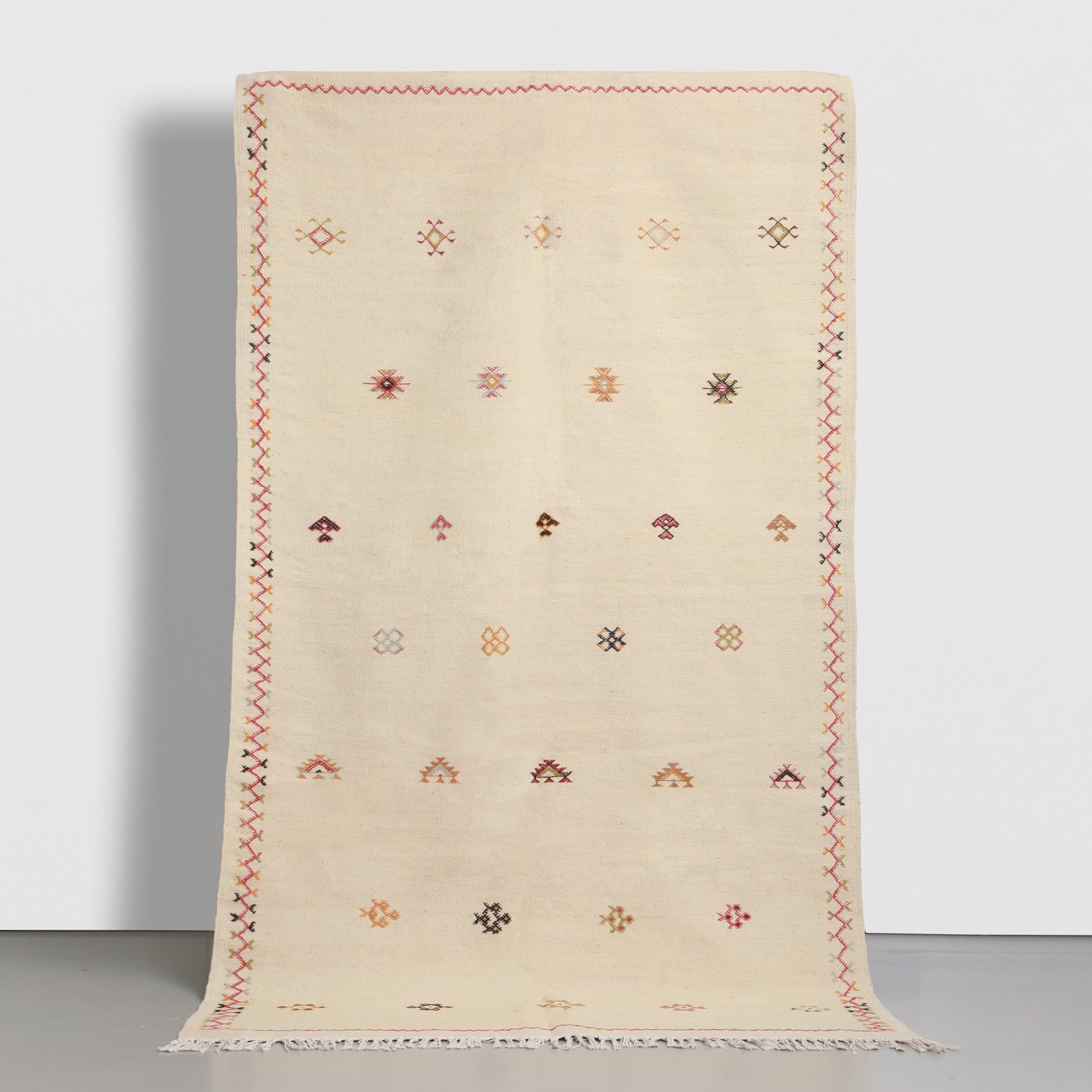 tappeto marocchino a tessitura piatta in lana bianca tessuto a mano con simboli tradizionali amazigh ricamati