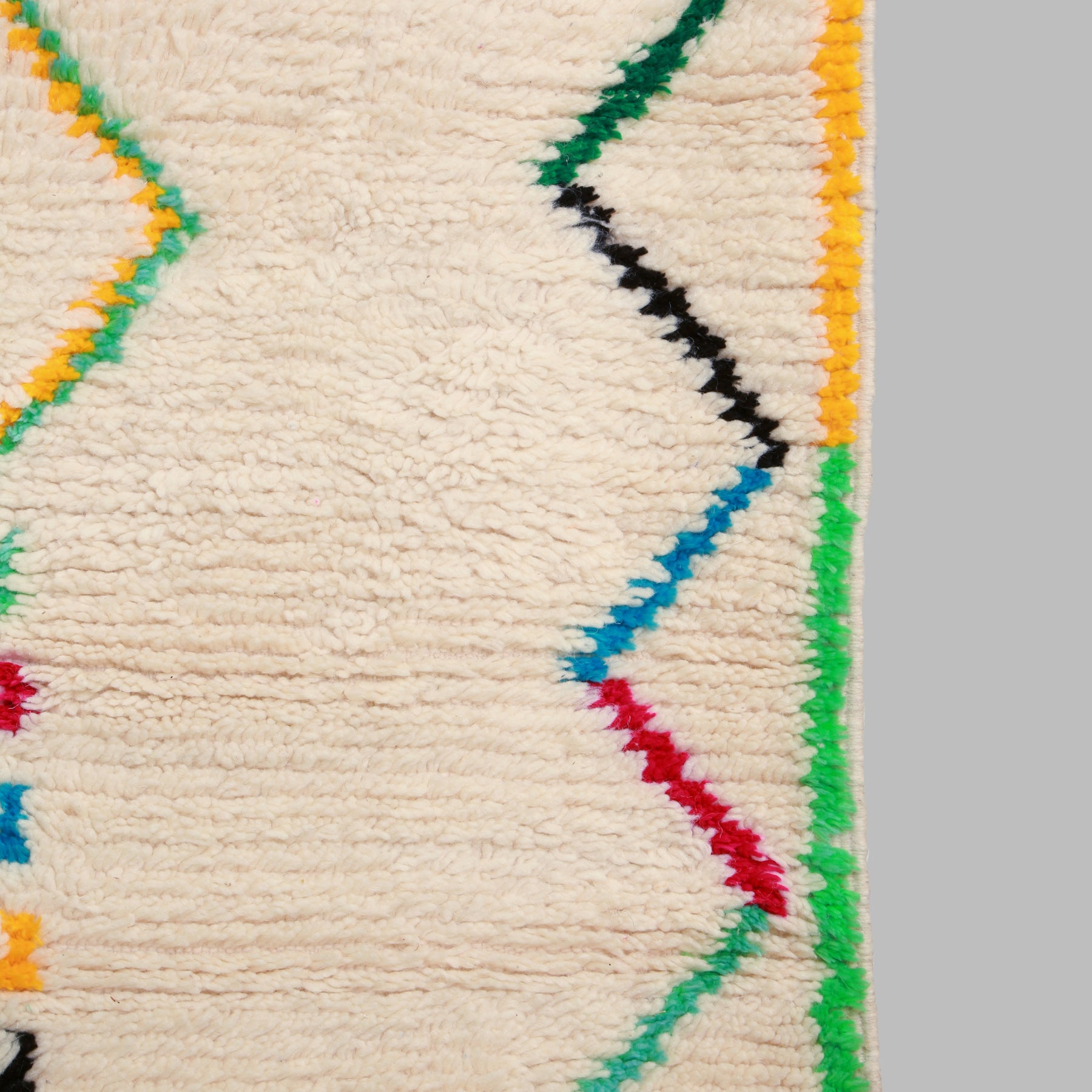 dettaglio del boerdo colorato di un tappeto marocchino azilal 