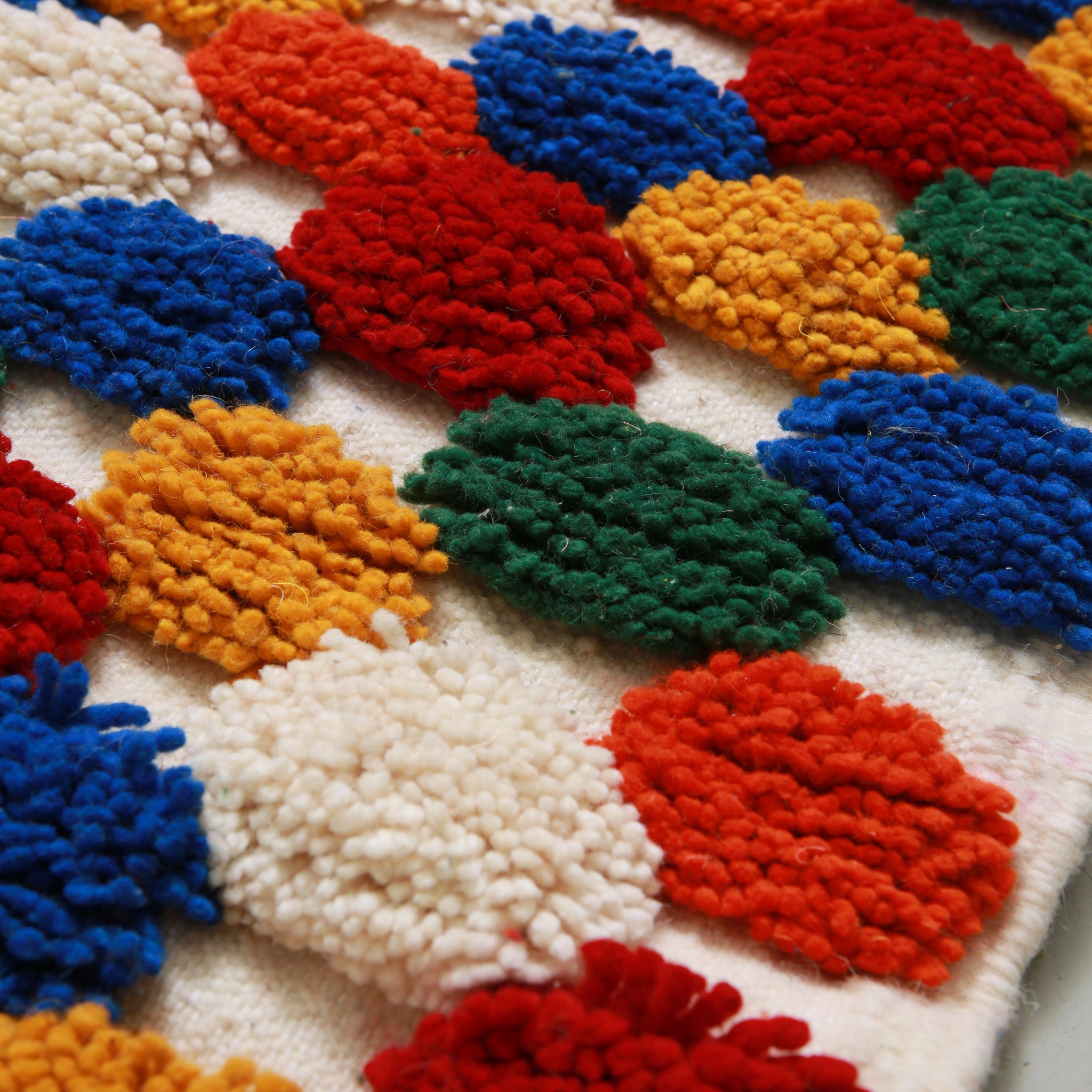 Texture tridimensionale tappeto berbero Azilal con esagoni in lana colorata fatto a mano, dettaglio motivi geometrici tradizionali marocchini