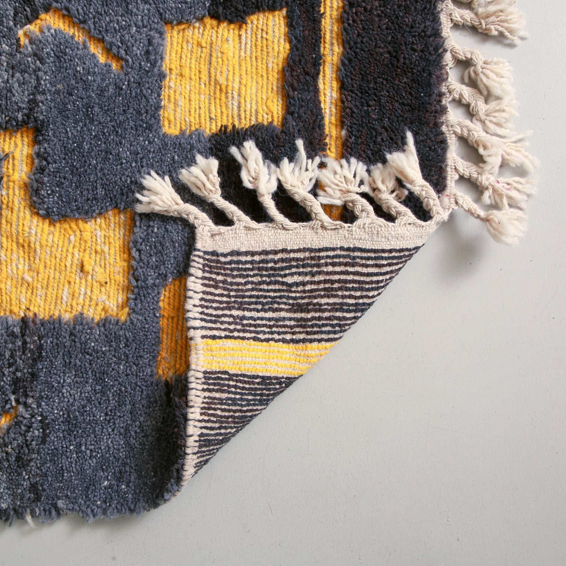 dettaglio dei nodi presenti sul retro di un tappeto marocchino beni ourain realizzato a mano