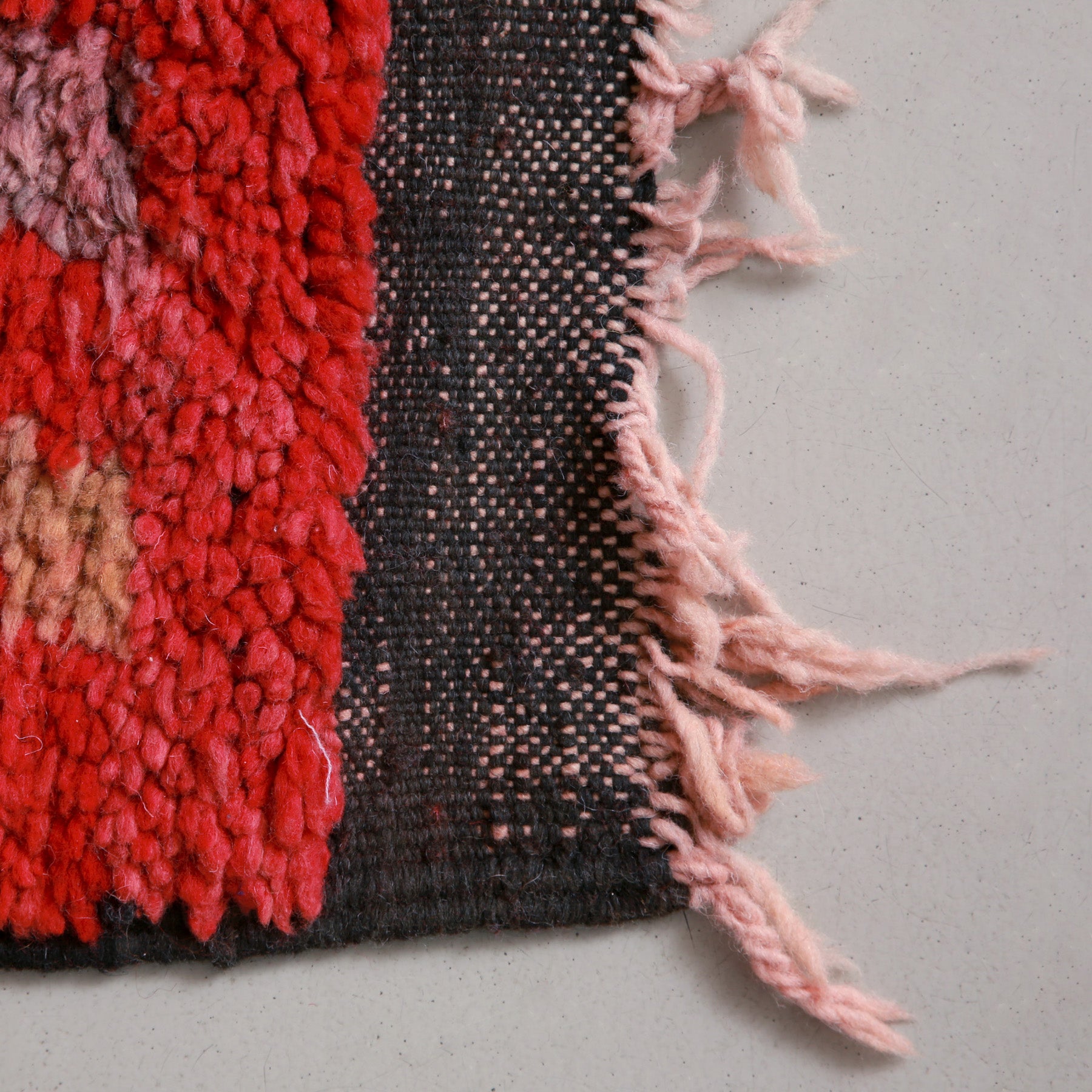 dettaglio della frangia con bordo nero di un tappeto boujaad