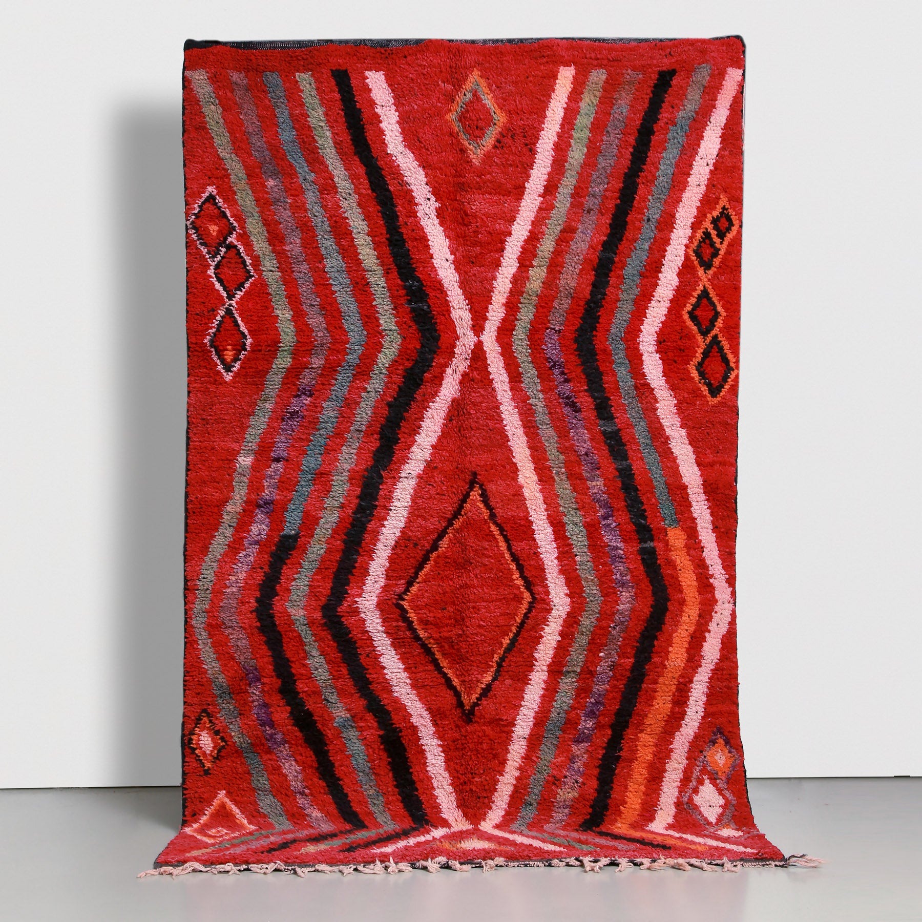 tappeto boujaad realizzato a mano con lana rossa e linee spezzate e 12 linee spezzate. all'interno del tappeto sono anche presenti dei piccoli rombi