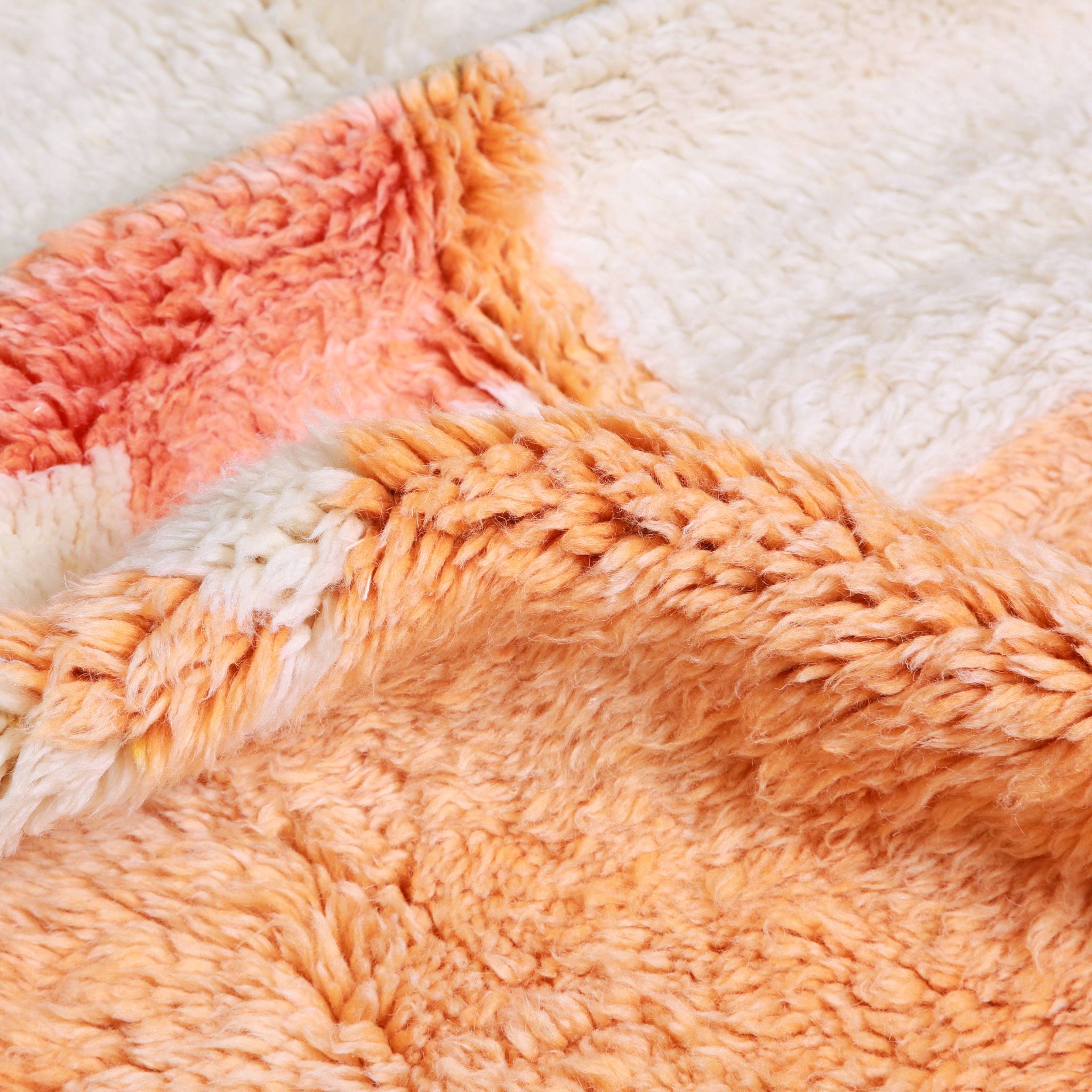 Texture pelo medio tappeto Boujaad artigianale con sfumature coral e salmone su lana naturale