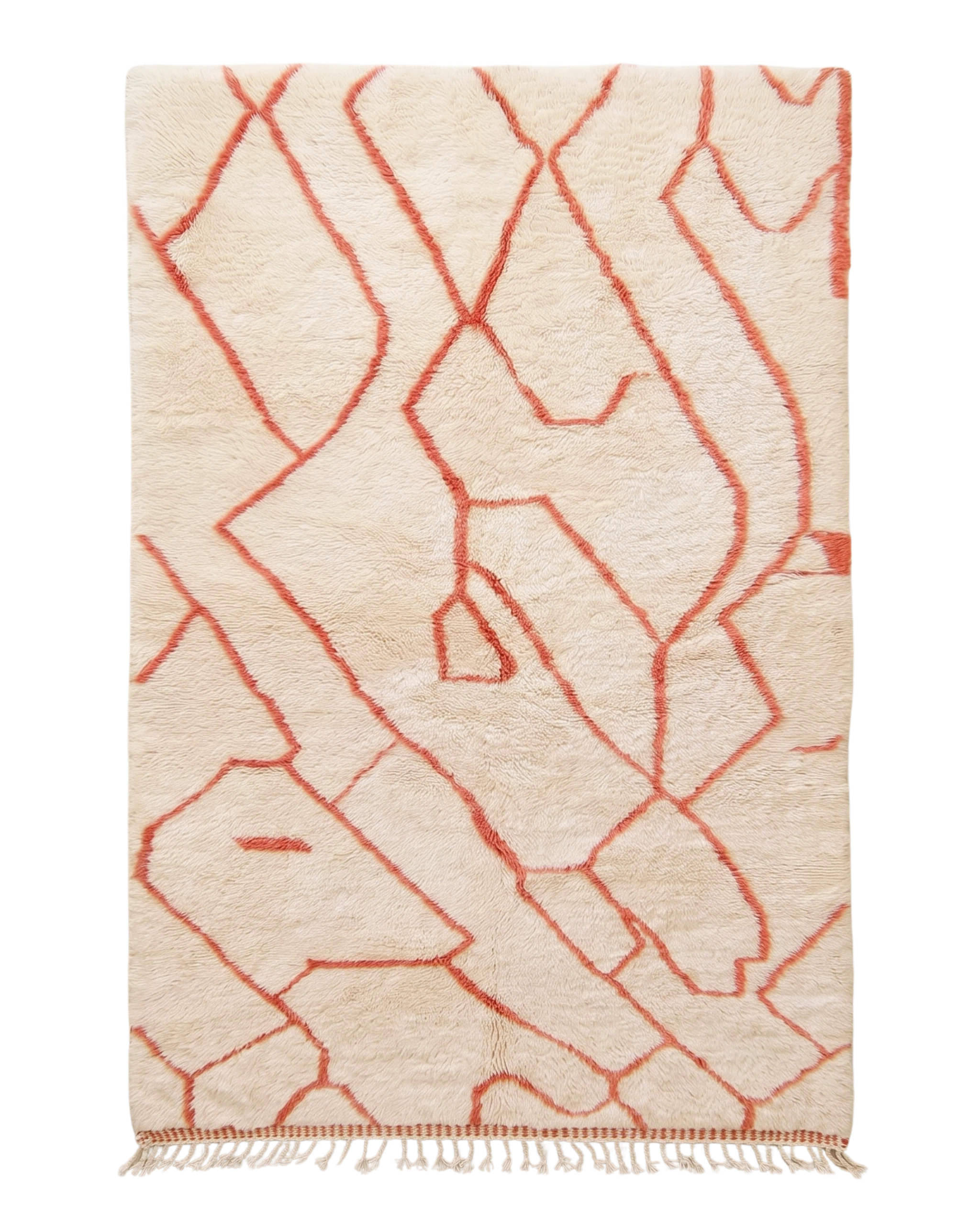 Tappeto berbero marocchino Beni Mrirt Duna, fatto a mano in lana avorio con motivo a linee terracotta che ricordano crepe o tracce nella sabbia