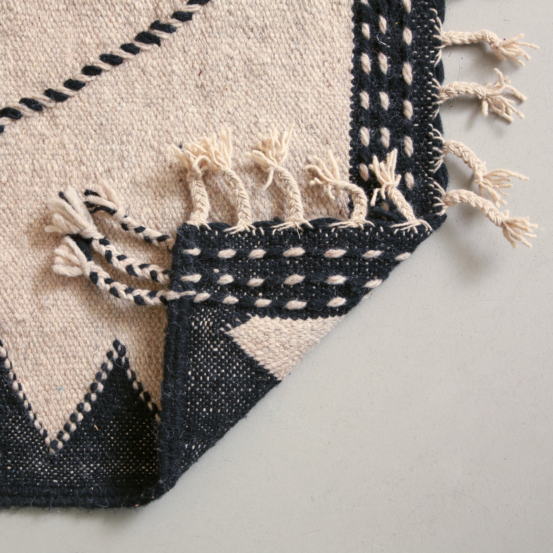dettaglio del retro di un tappeto marocchino zanafi a tessitura piatta