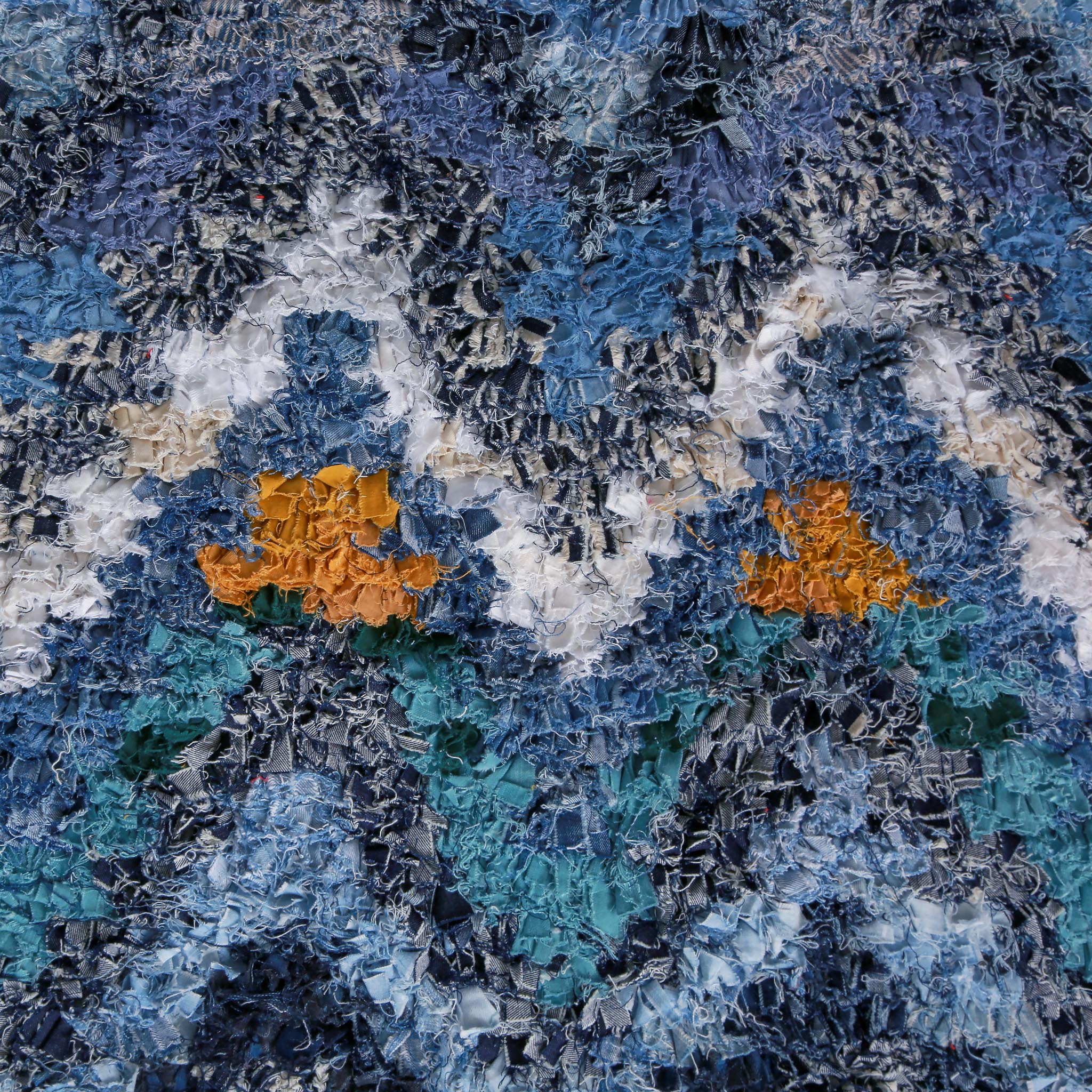 dettaglio dei motivi a zig zag di un tappeto boucherouite realizzato con vecchi jeans
