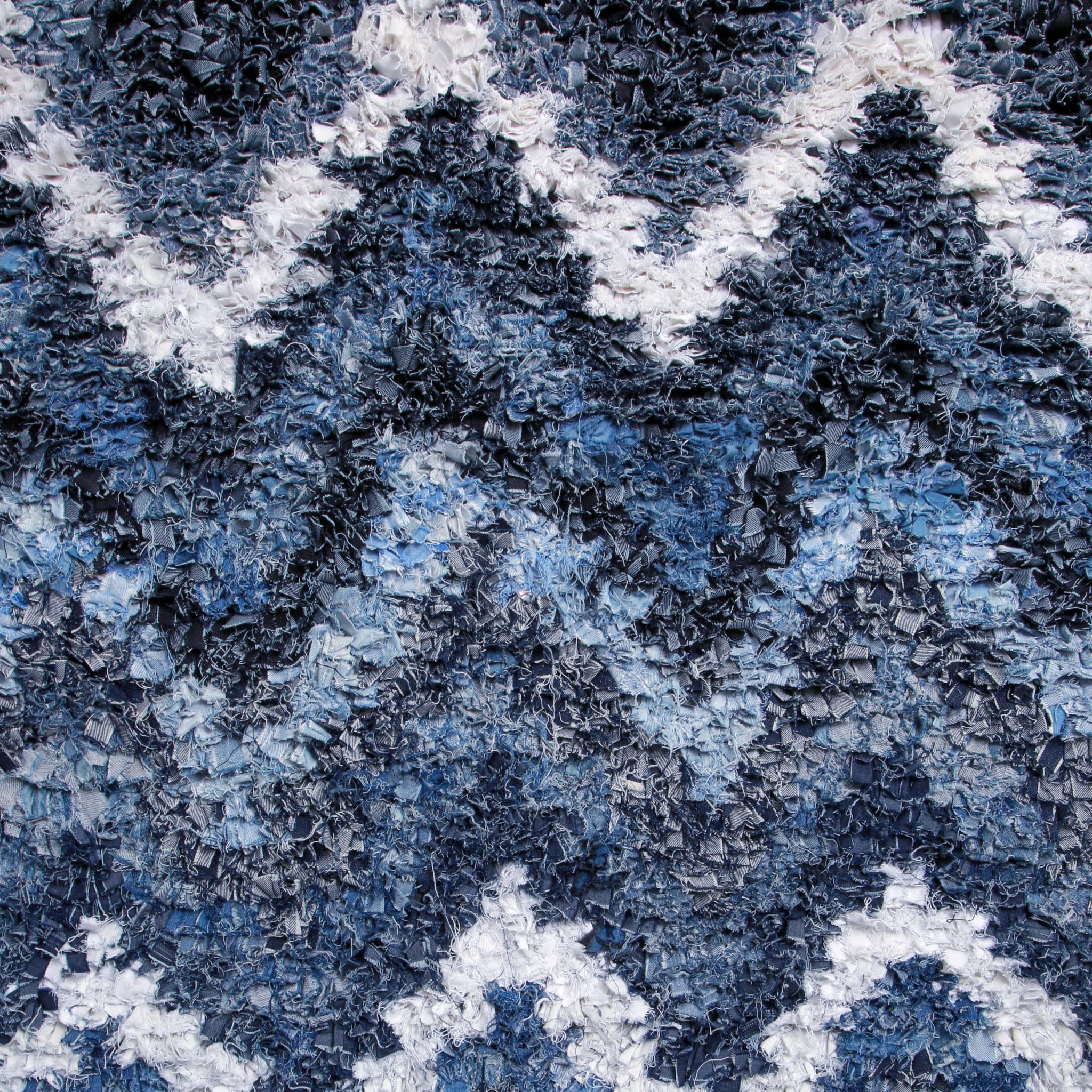 dettaglio dei motivi a zig zag di un tappeto boucherouite realizzato con vecchi jeans