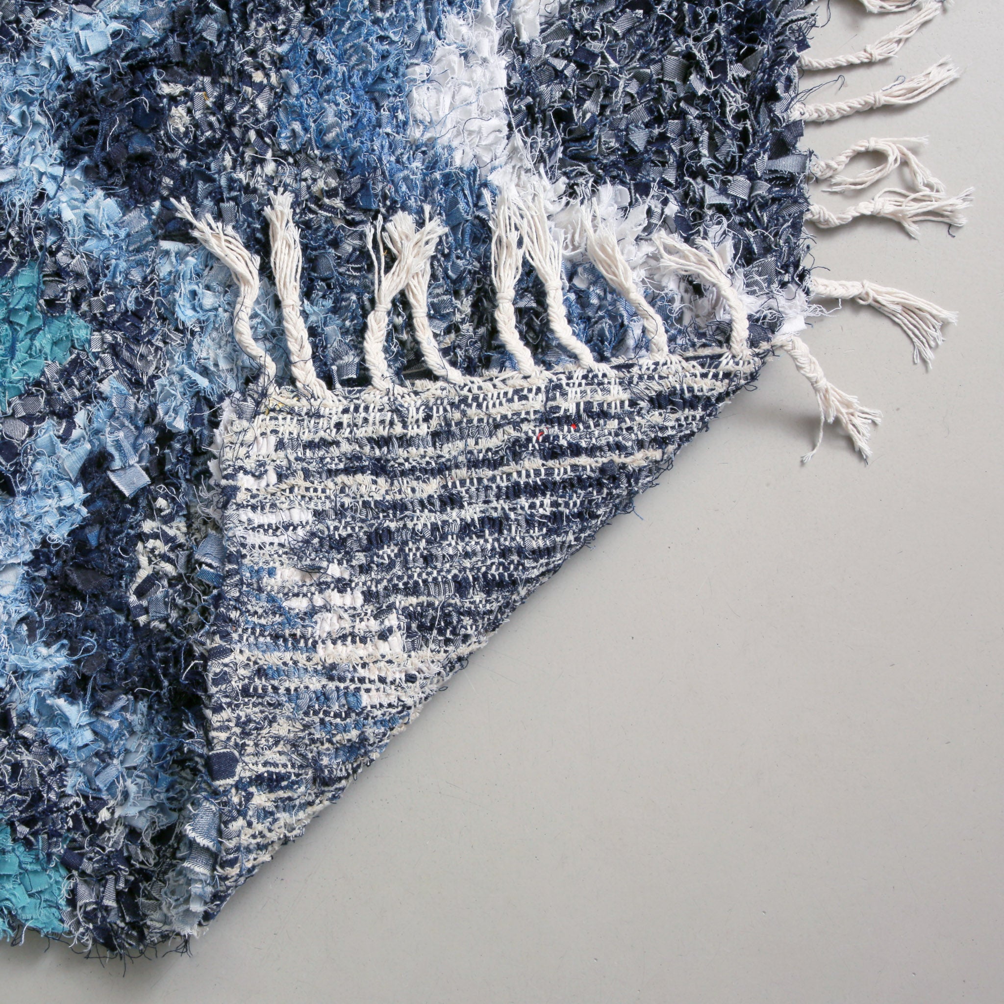 retro dell'angolo di un tappeto boucherouite realizzato con vecchi jeans