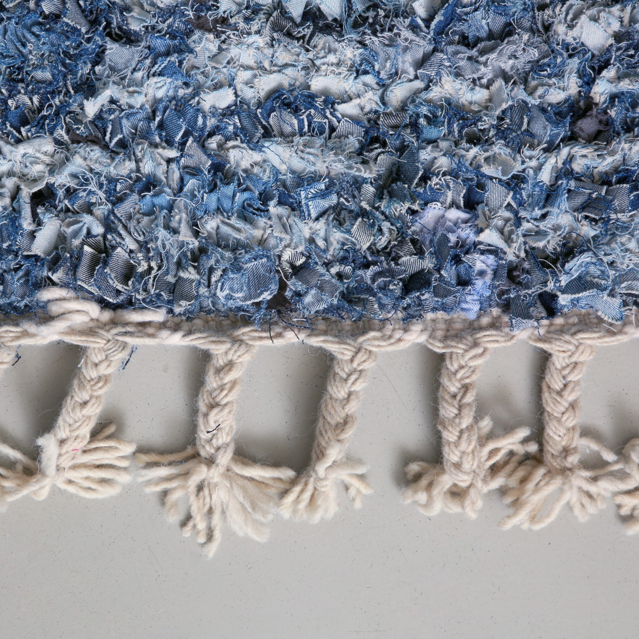 dettaglio della frangia di un tappeto boucherouite realizzato con vecchi jeans