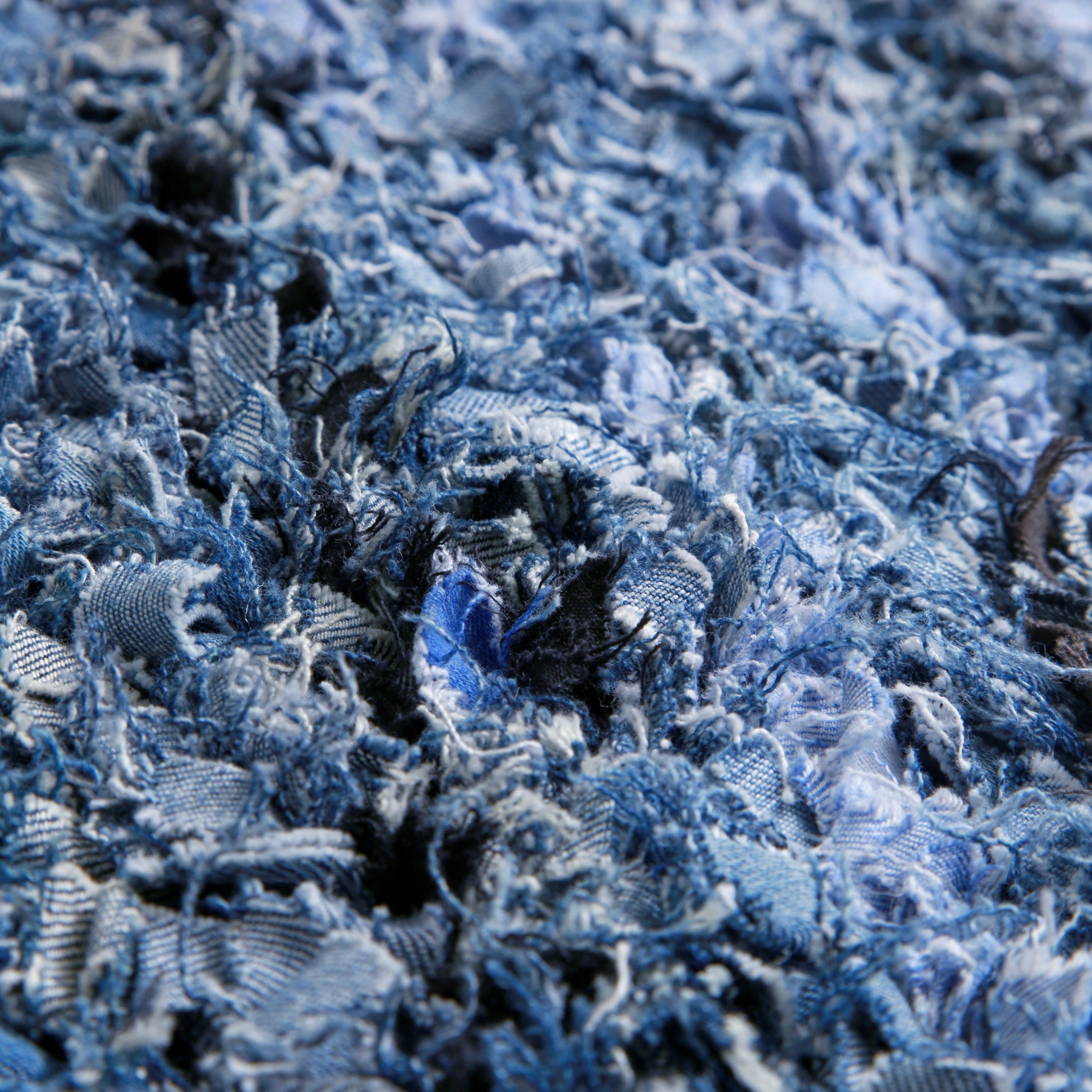 dettaglio delle fettuccine di denim di un tappeto di un tappeto boucherouite realizzato con vecchi jeans
